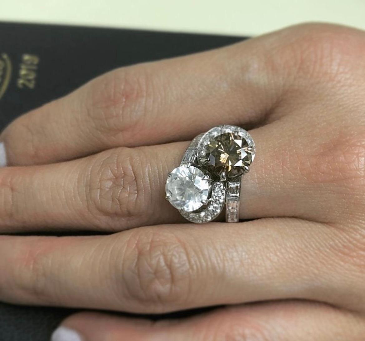 GIA-zertifizierter Toi Et Moi-Ring aus Platin mit weißem und braunem Fancy-Diamant im Rundschliff im Angebot 3