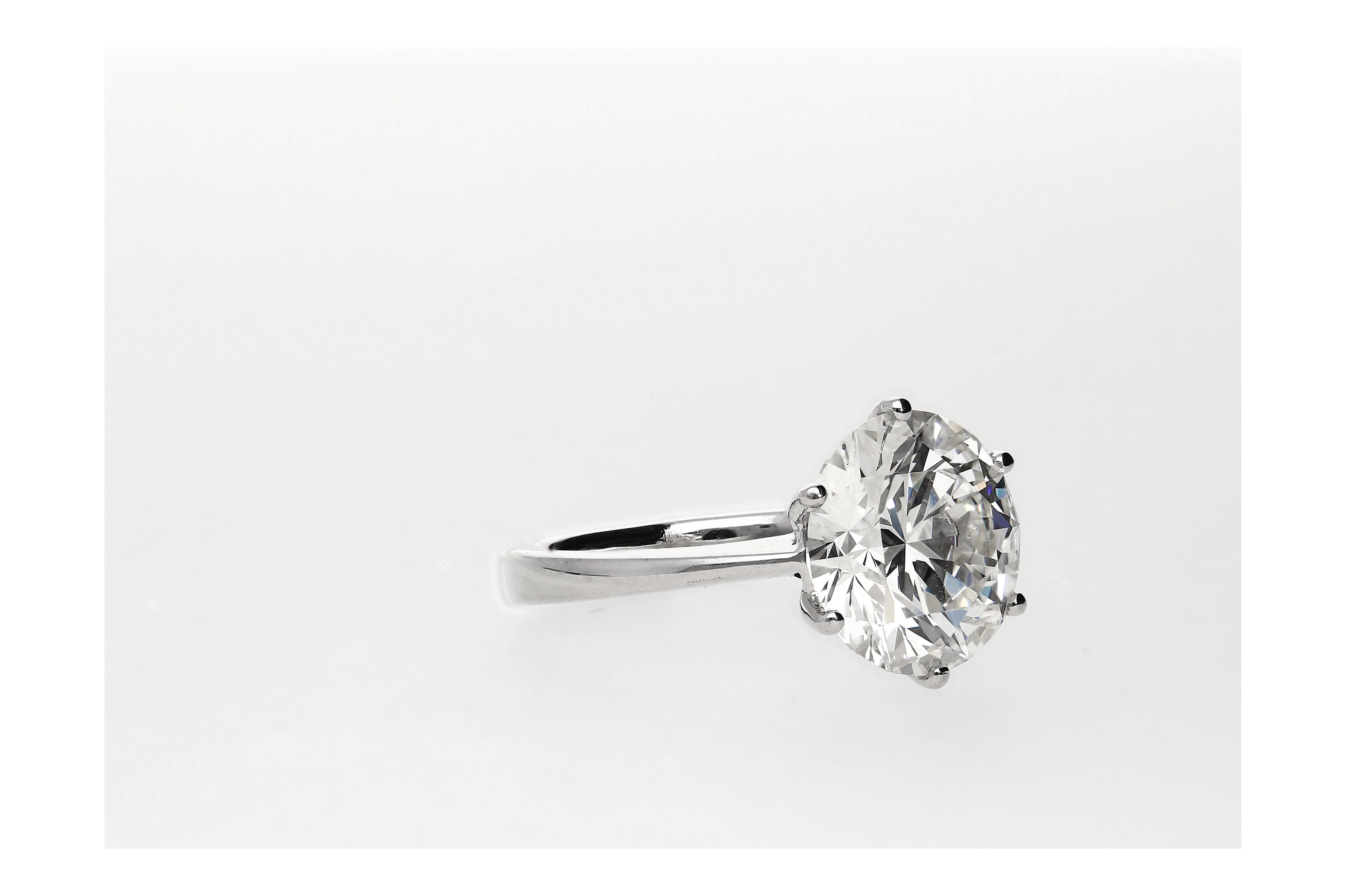Dieser Verlobungsring mit einem 6,82 Karat schweren Diamanten im Brillantschliff mit der Farbe 