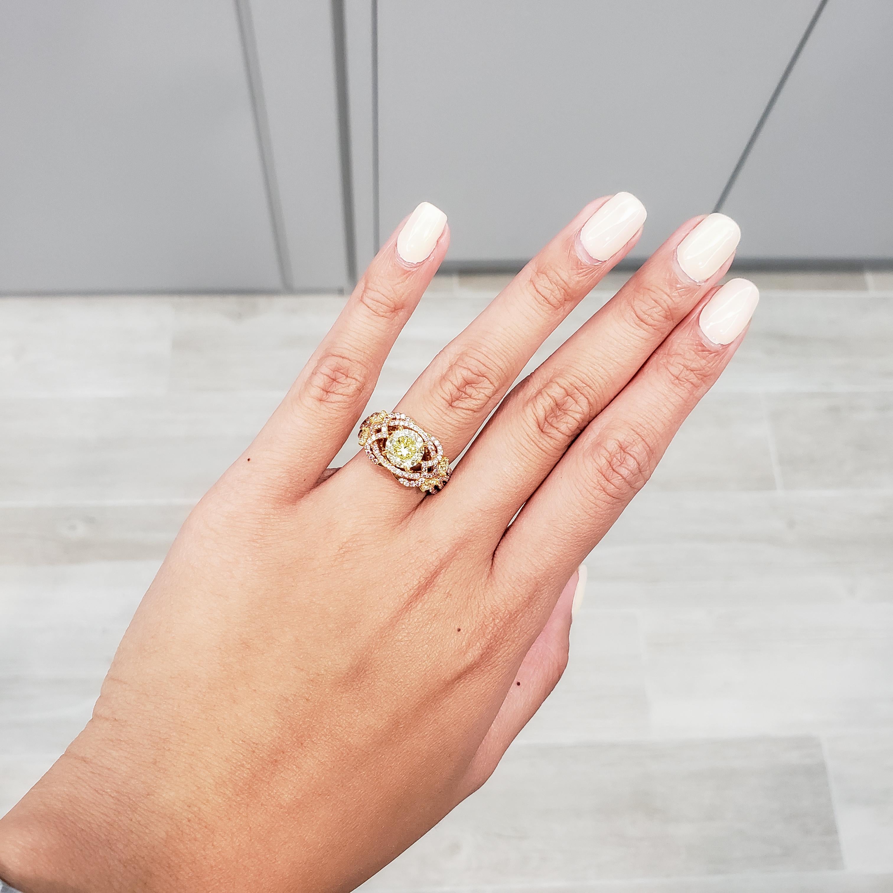 Taille ronde Bague de fiançailles en diamants jaunes et roses intenses de 1,97 carat de taille mixte en vente