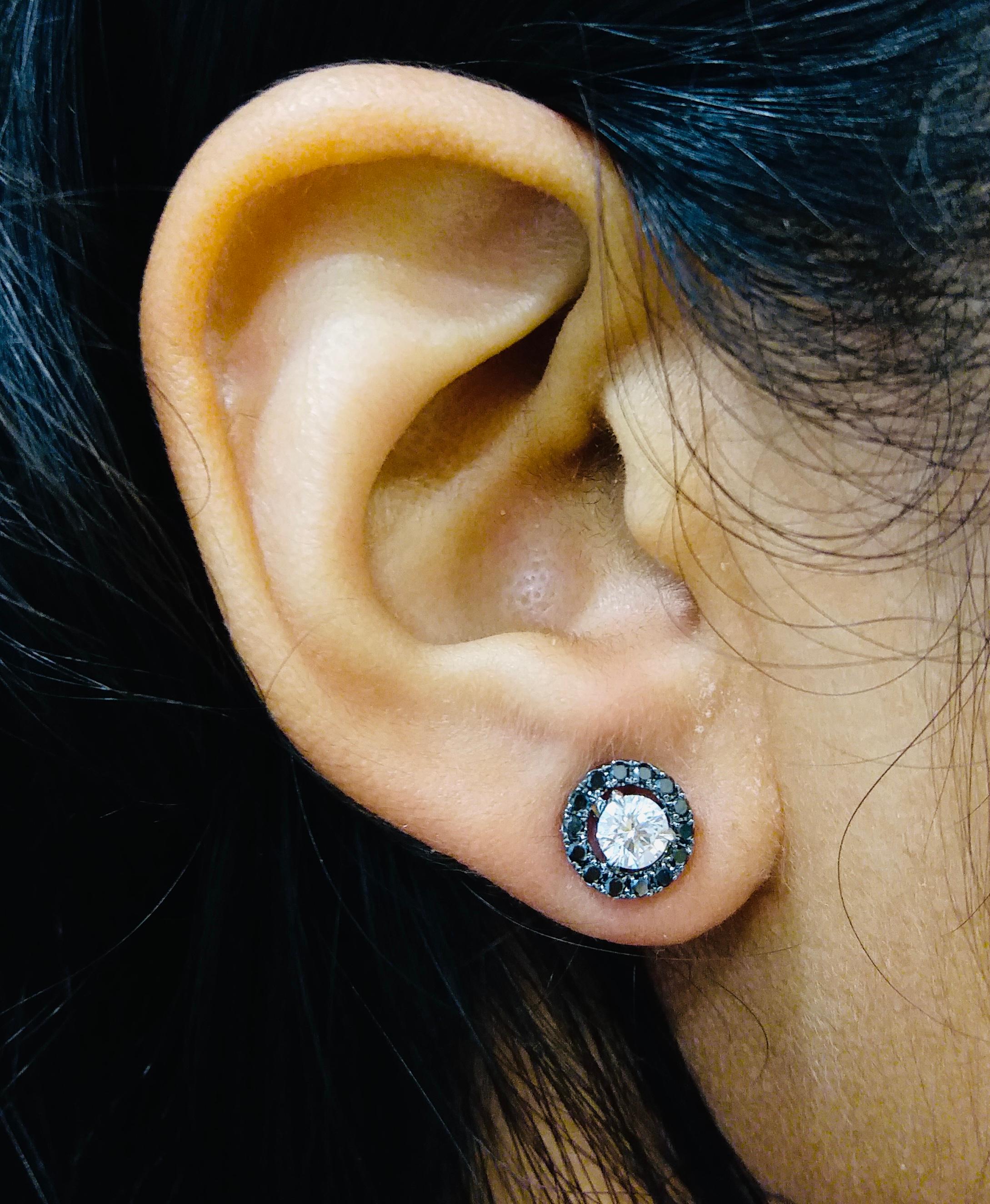 GIA Certified Round Cut White Diamond and Black Diamond 18K Gold Earrings In condizioni Nuovo in vendita a Hong Kong, HK
