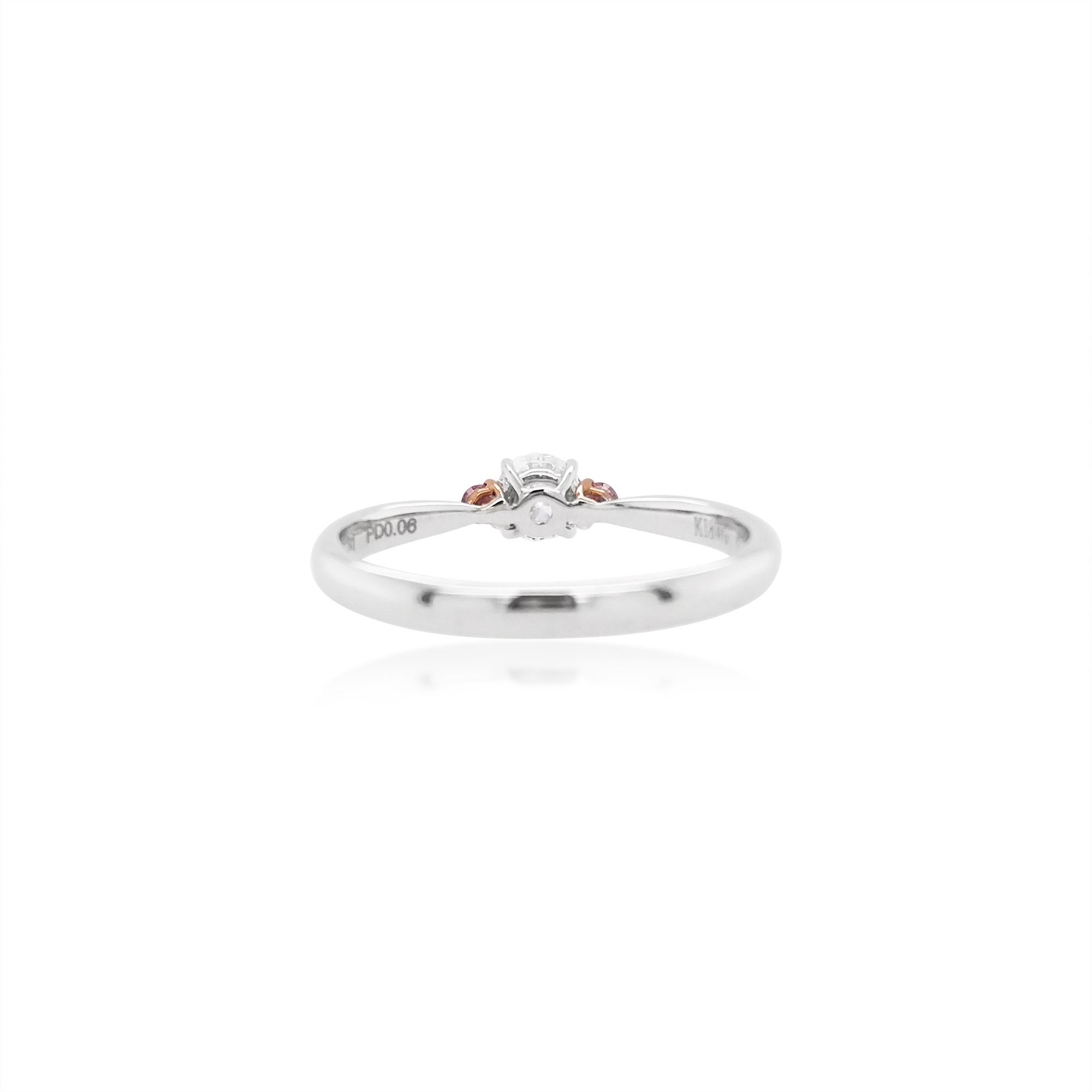 Bague avec diamant blanc certifié GIA, conçue avec des diamants roses rares pour ajouter de l'élégance et du luxe, sertie dans de l'or 18 K.


Diamant blanc certifié GIA - 0,30 cts
Diamant rose à taille ronde et brillante - 0,06 cts
Fabriqué en