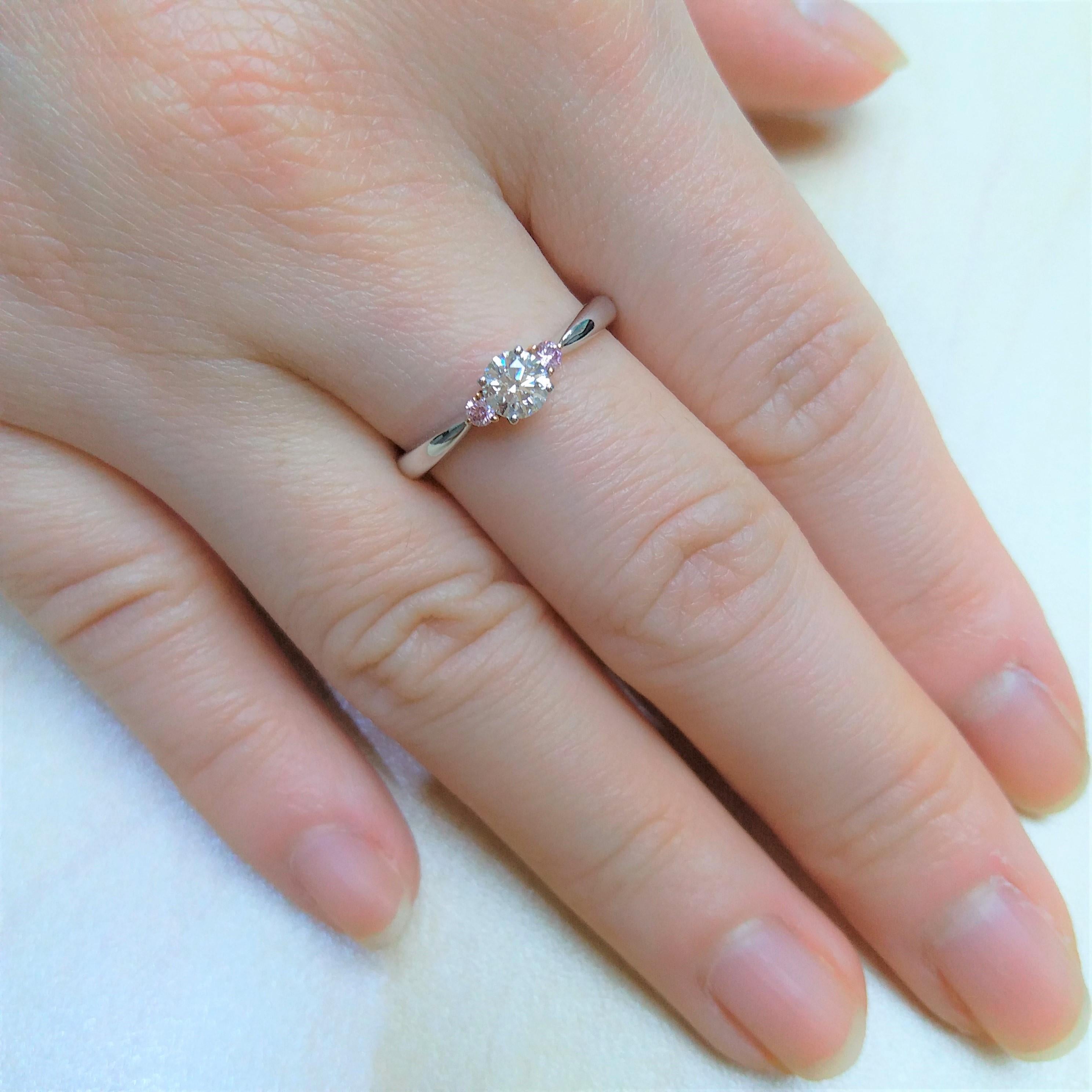 Anello a fascia in oro 18 carati con diamante bianco taglio rotondo e diamante rosa Argyle certificato GIA In condizioni Nuovo in vendita a Hong Kong, HK