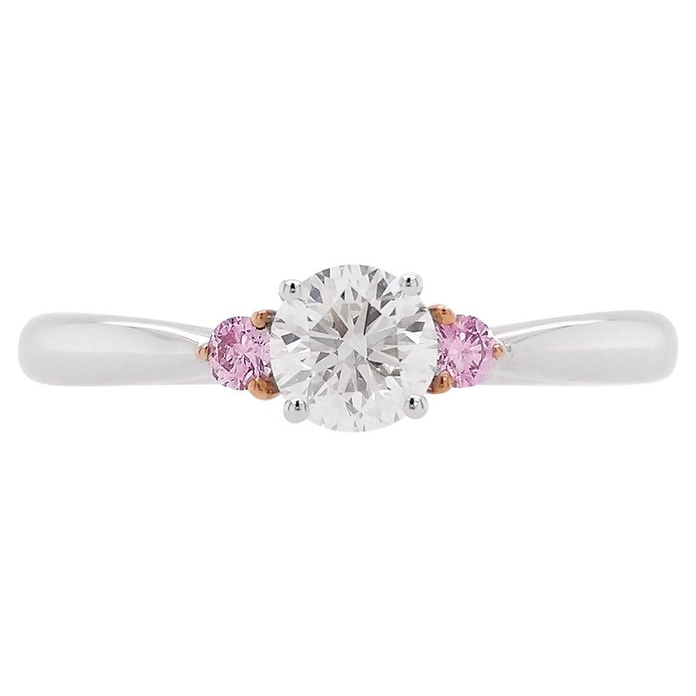 GIA Certified Round Cut White Diamond, Argyle Pink Diamond 18K Gold Band Ring (bague en or 18 carats) en vente