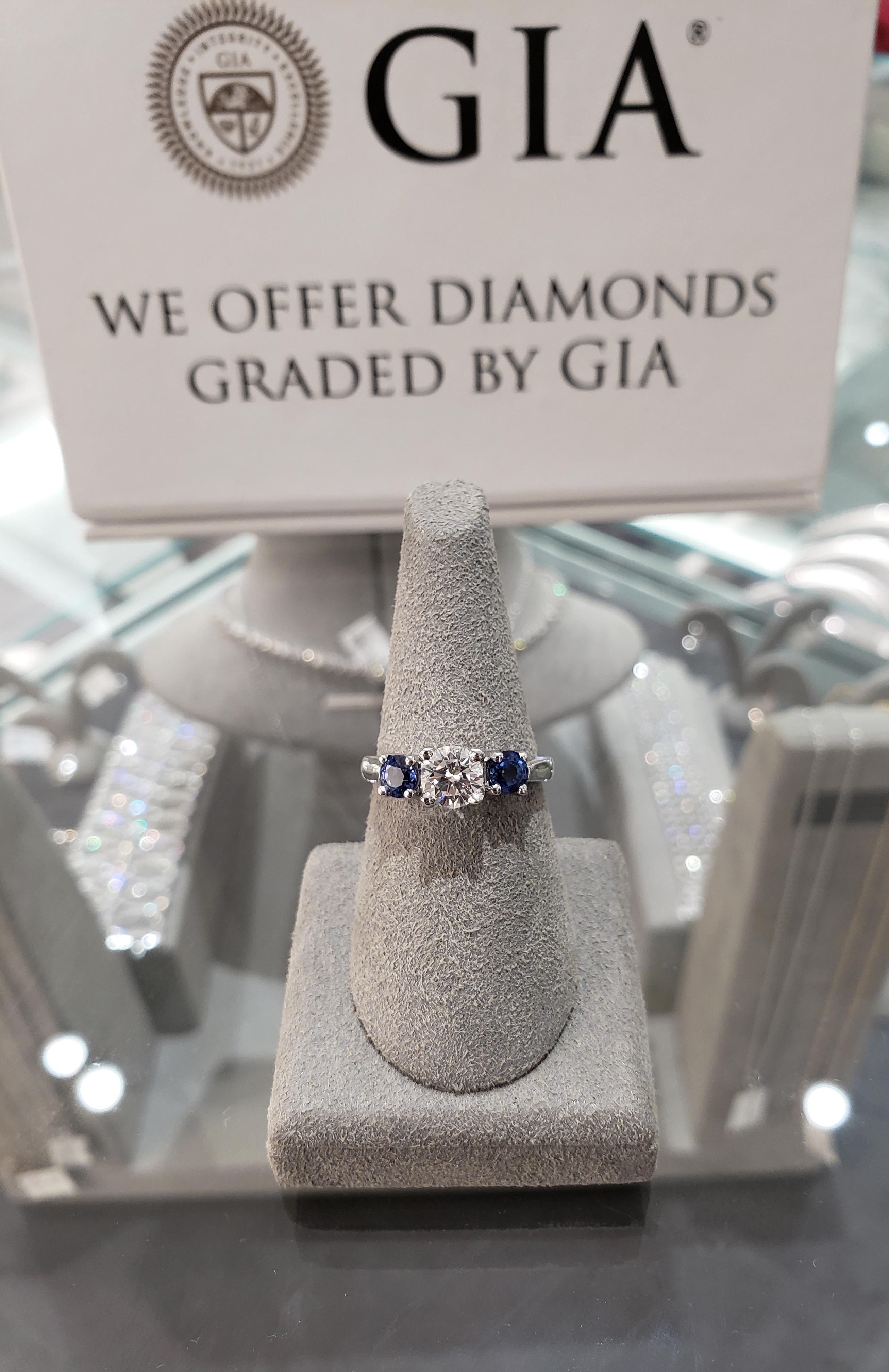 Bague de fiançailles à trois pierres avec diamants ronds de 0,74 carat et saphirs certifiés GIA Pour femmes en vente