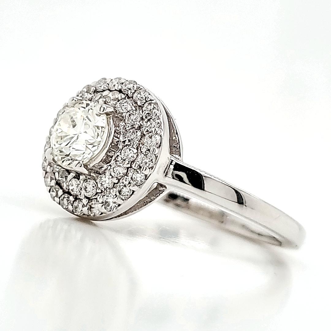 Contemporaneo Diamante rotondo certificato GIA da 0,50 carati con anello di fidanzamento a due file di aureole in 18 carati in vendita