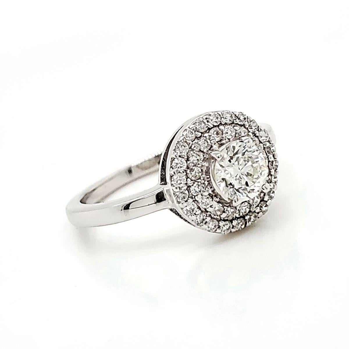 Taglio rotondo Diamante rotondo certificato GIA da 0,50 carati con anello di fidanzamento a due file di aureole in 18 carati in vendita