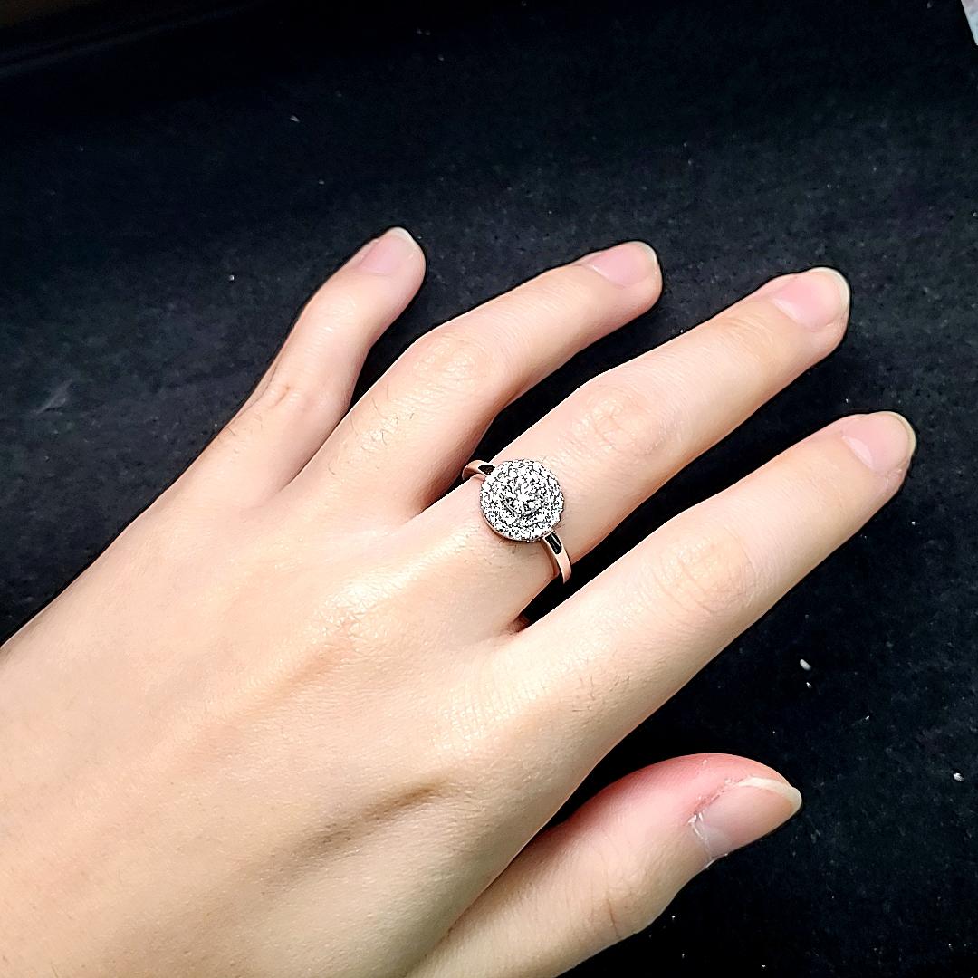 Donna Diamante rotondo certificato GIA da 0,50 carati con anello di fidanzamento a due file di aureole in 18 carati in vendita