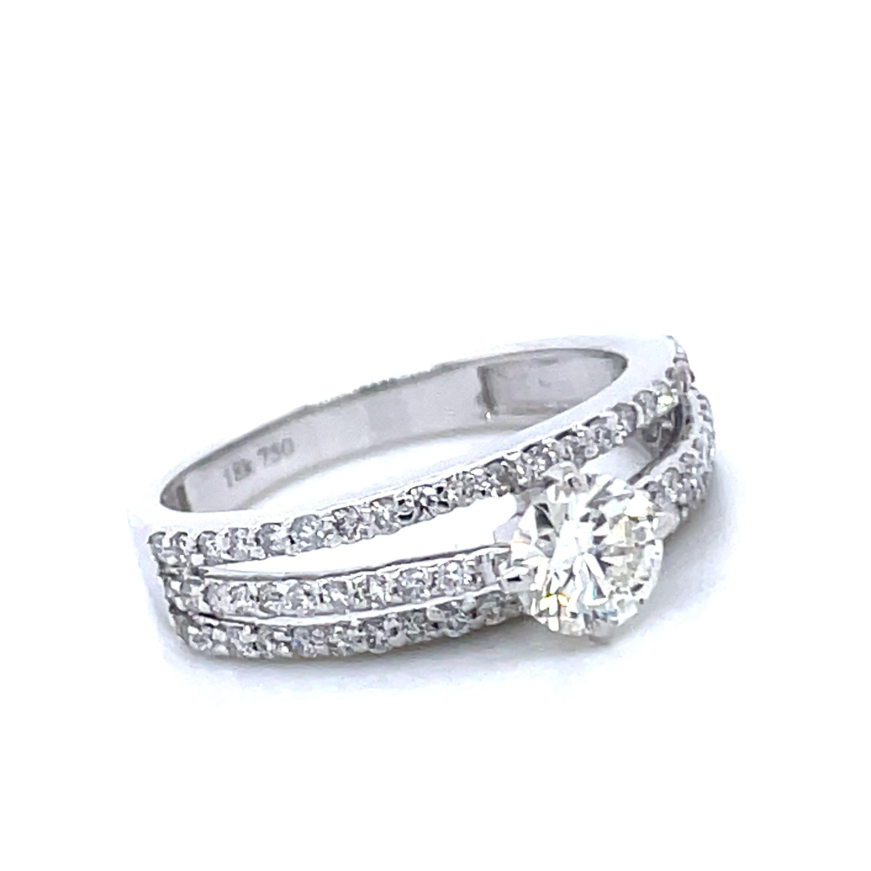 Contemporaneo Diamante rotondo certificato GIA da 0,55 carati con anello di fidanzamento a tre file con gambo diviso in vendita