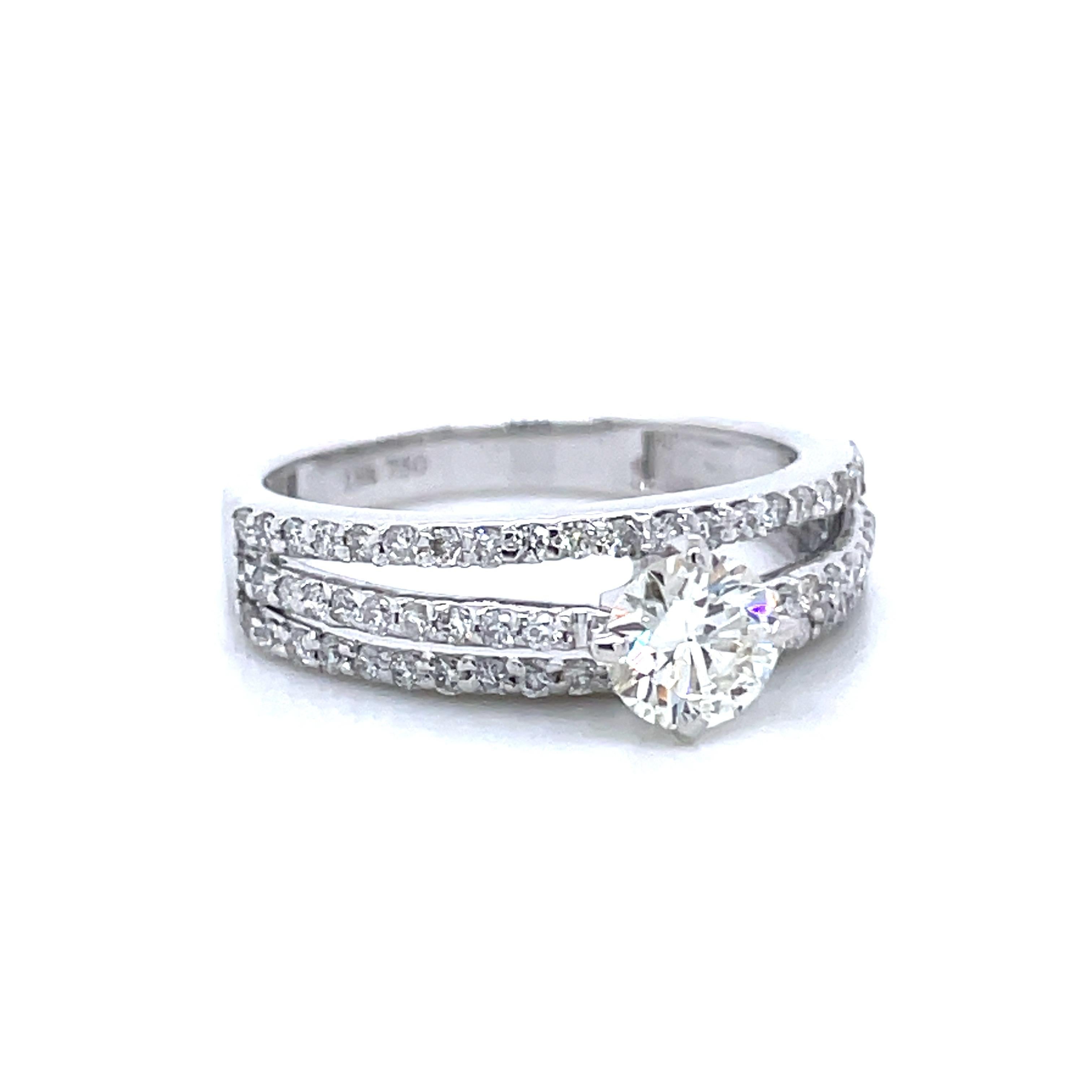 Diamante rotondo certificato GIA da 0,55 carati con anello di fidanzamento a tre file con gambo diviso In condizioni Nuovo in vendita a Hong Kong, HK