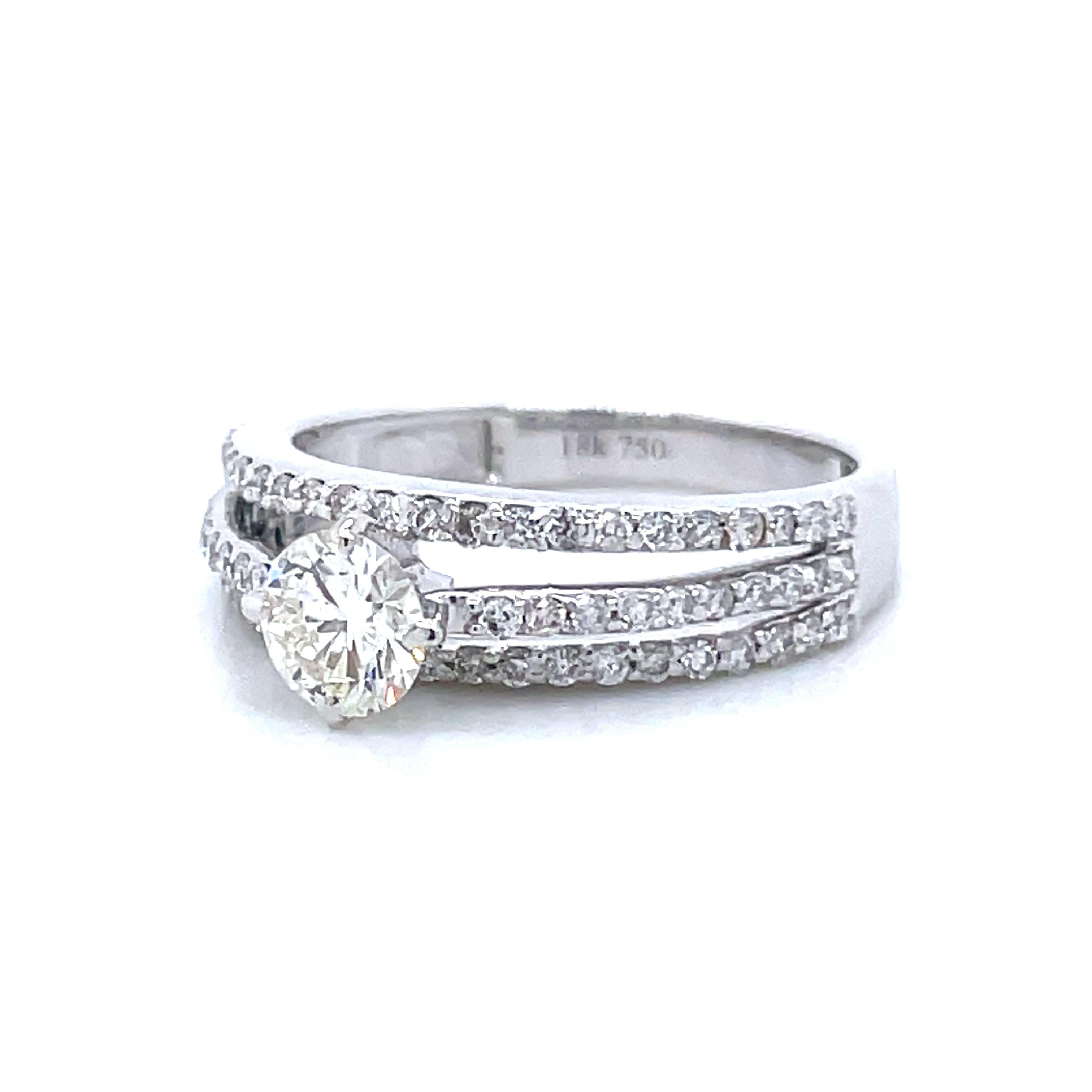 Diamante rotondo certificato GIA da 0,55 carati con anello di fidanzamento a tre file con gambo diviso in vendita 2