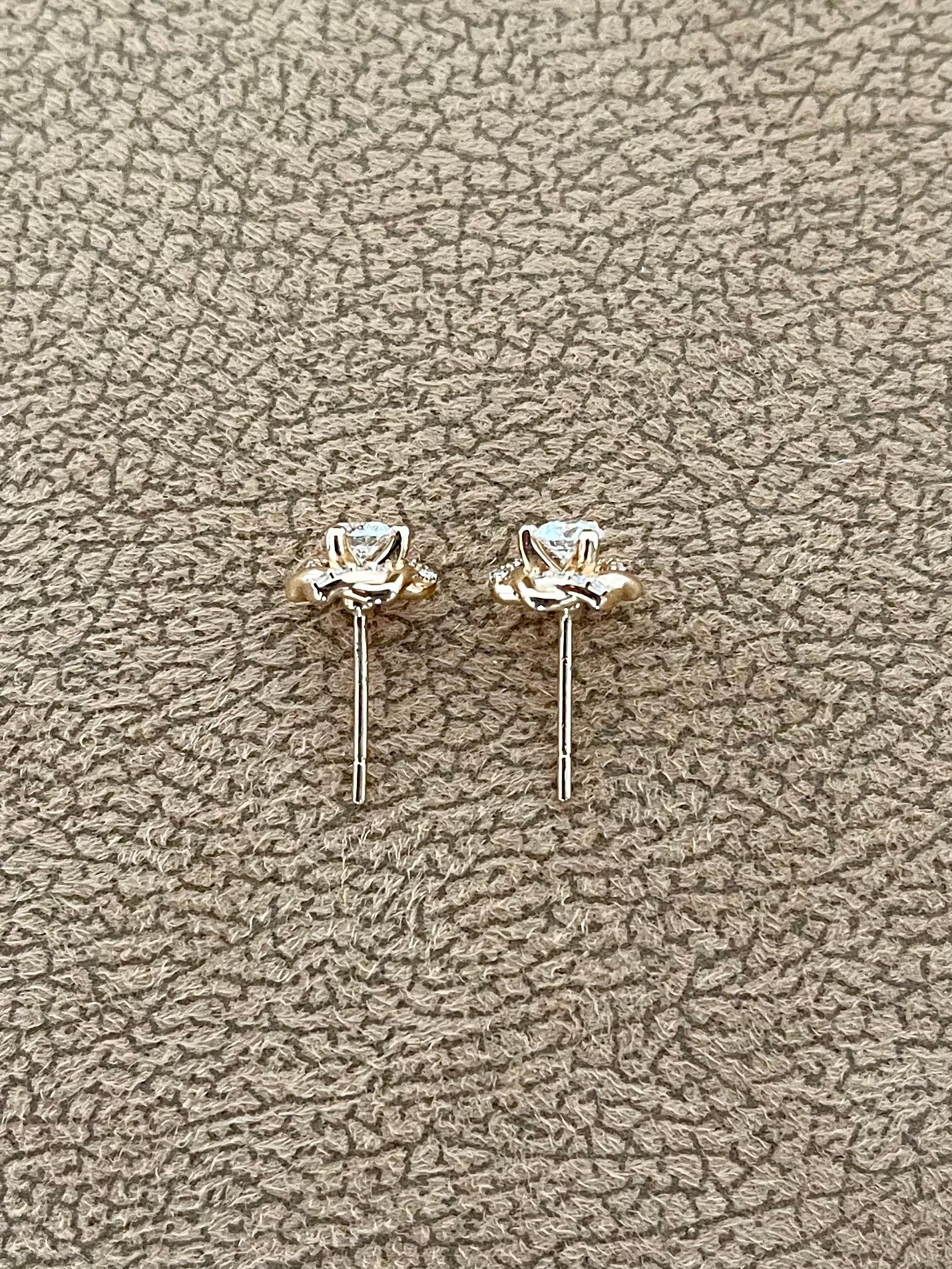Women's Pair of E VVS2 Round Diamonds 0.62 Carats in 18K Rose Gold  GIA Certified For Sale