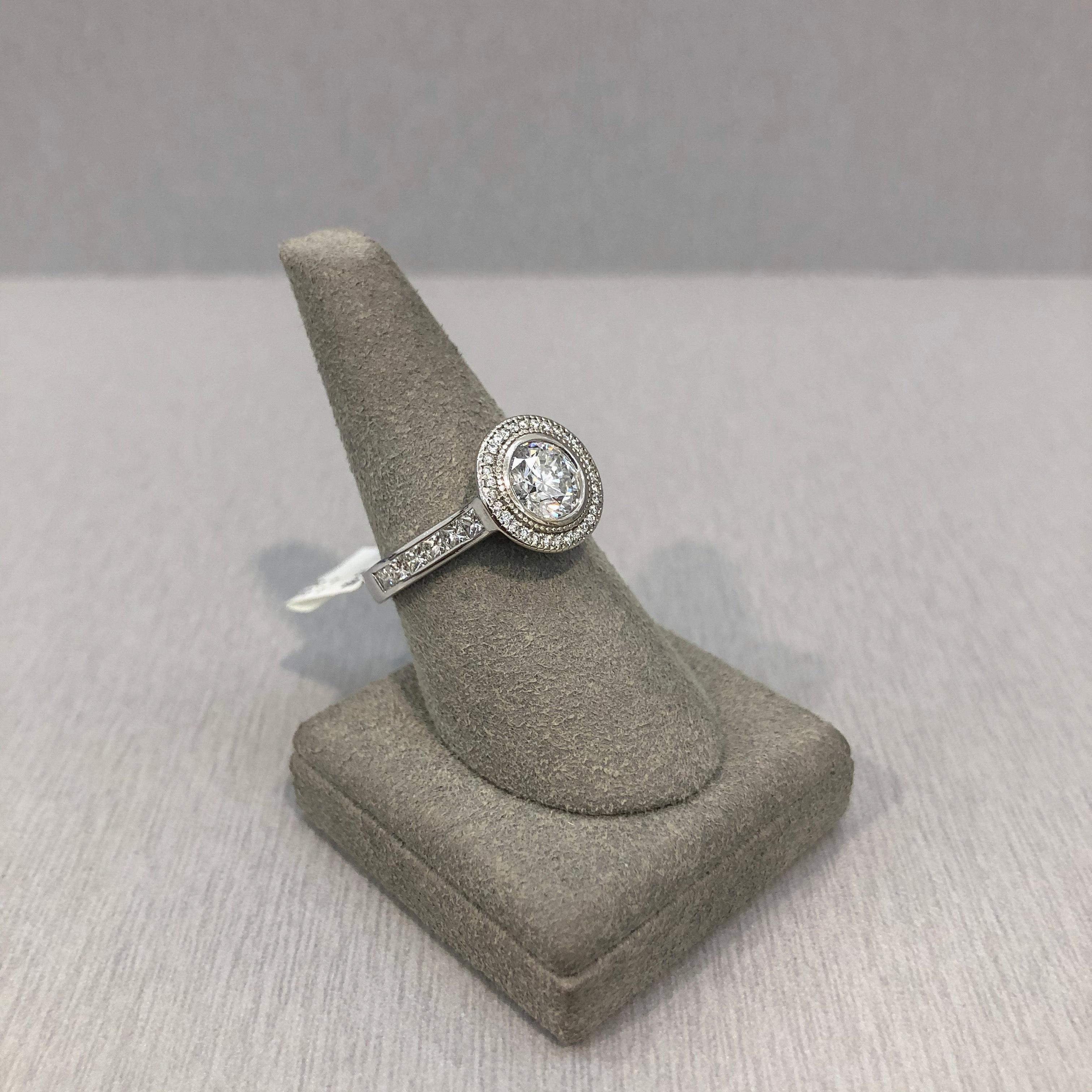 Bague de fiançailles de style ancien avec halo de diamants ronds de 1,00 carat certifiés GIA en vente 2