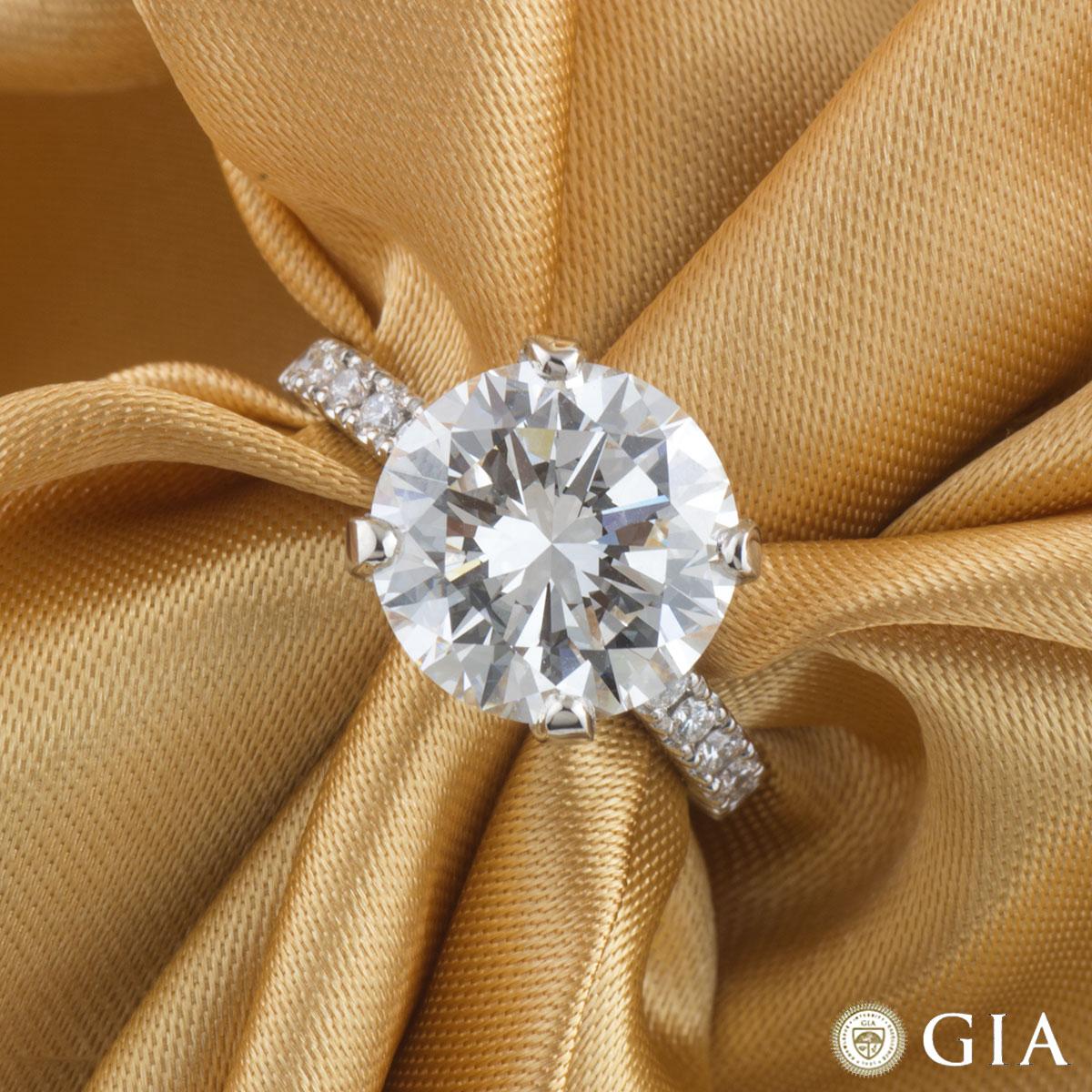 Ein atemberaubender Verlobungsring mit Diamanten aus Platin. Der Ring besteht aus einem runden Diamanten im Brillantschliff in einer 4-Krallen-Fassung mit einem Gewicht von 5,02ct, Farbe H und Reinheit VVS2. Ergänzt wird der Mittelstein durch