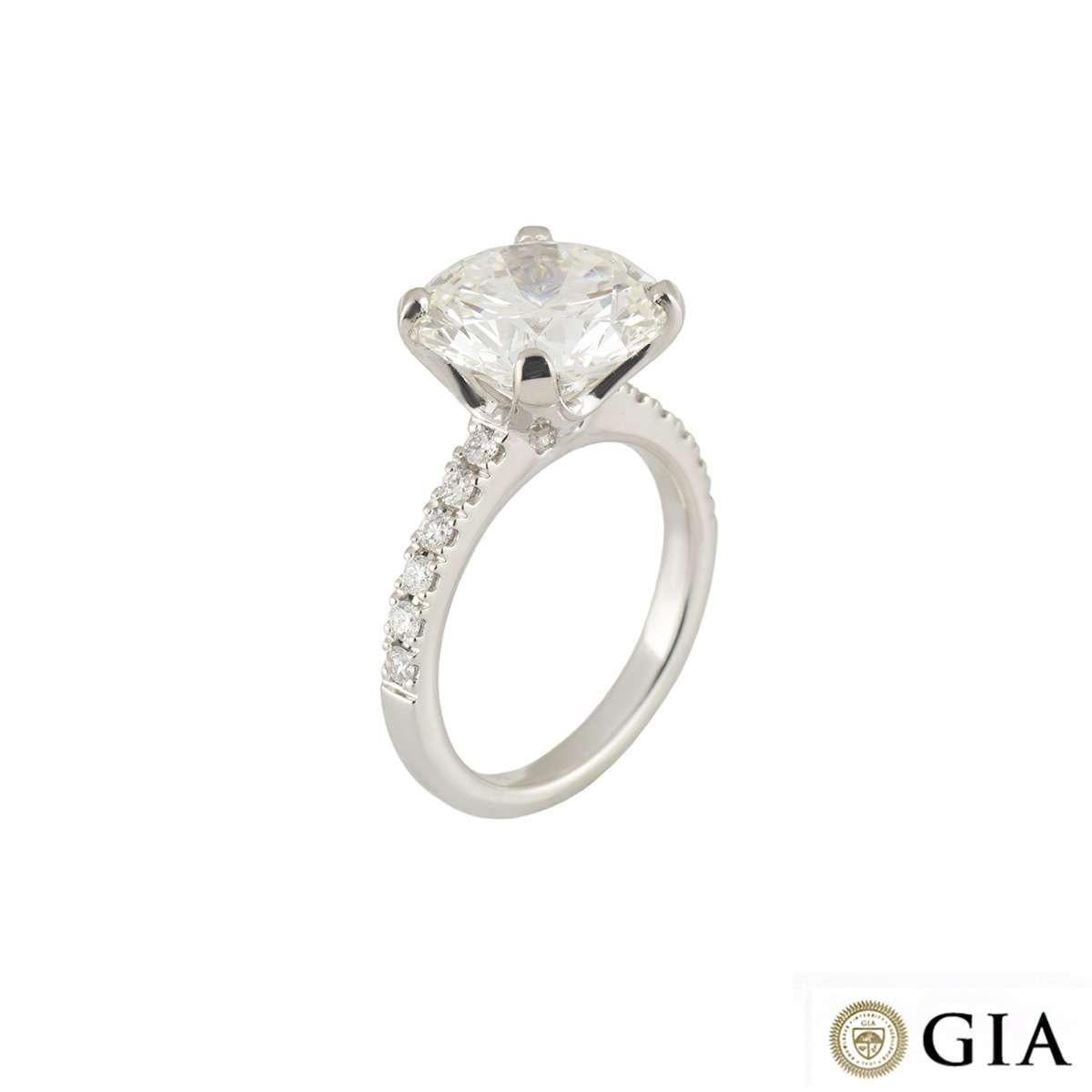 Bague de fiançailles solitaire en platine avec diamant rond certifié GIA de 5,02 carats Pour femmes en vente