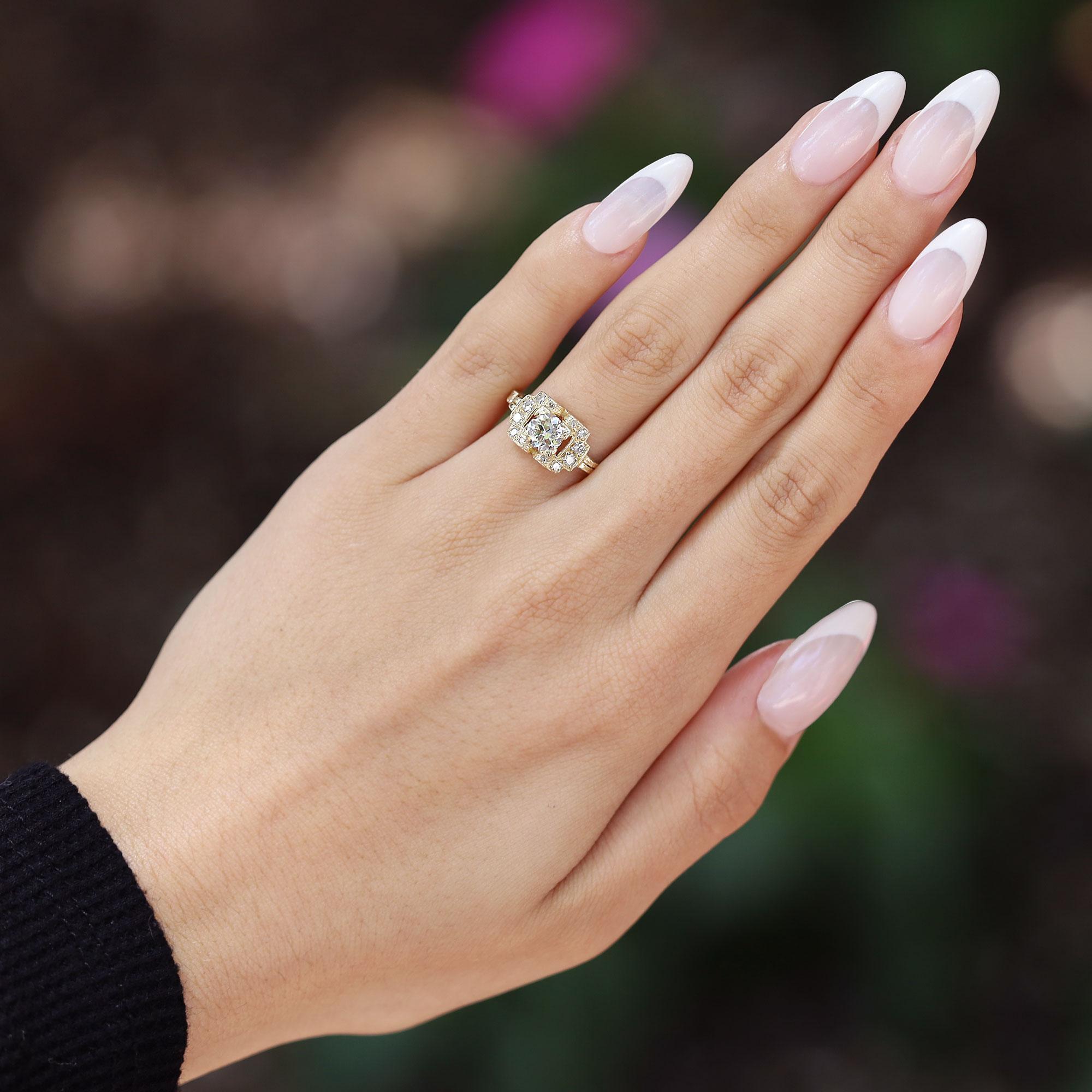 Cette bague de fiançailles en or jaune et diamants de style Art déco est le symbole parfait de votre amour et de votre engagement éternels. Fabriqués par notre mère la Terre pour durer toute une vie, les diamants sont vraiment éternels. Avec un