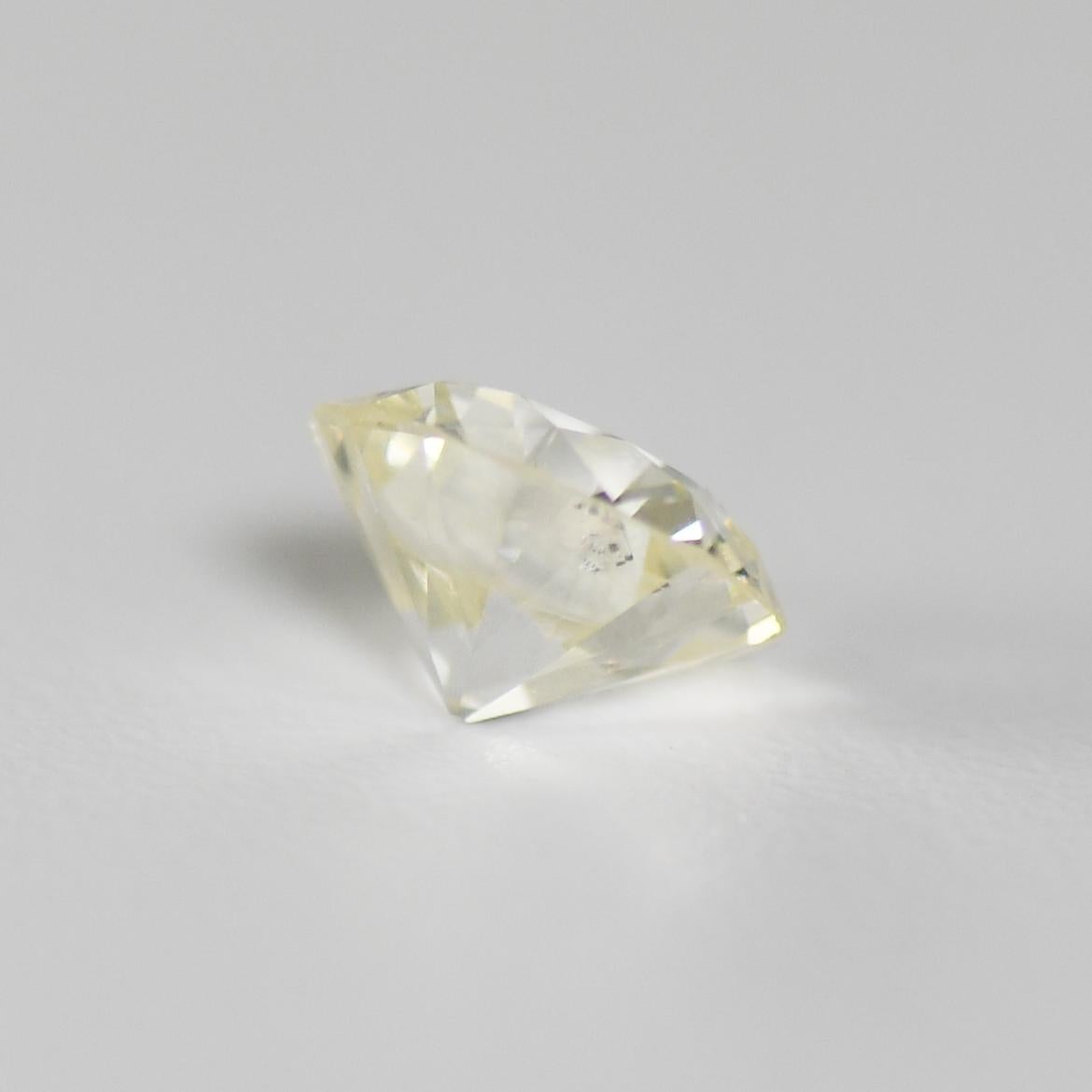 Diamante rotondo di transizione da 1,36 carati.
Classificato GIA con colore L e purezza I1. I difetti di chiarezza naturale possono essere visti solo con l'ingrandimento.
Il diamante è molto attraente.
Il diamante presenta sfaccettature del