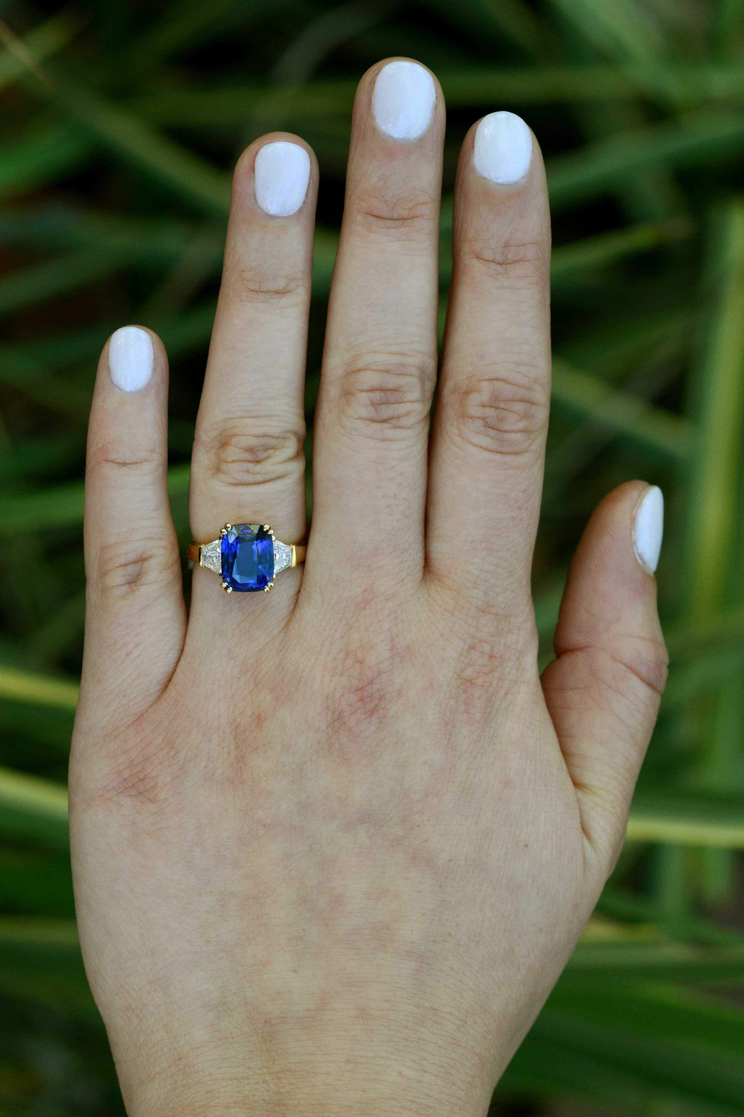 Dieser Ring mit blauem Saphir und Diamanten ist ein Schmuckstück, in das man sich einfach nur verlieben kann. Dieser tiefblaue Saphir wird von einem Zertifikat des Gemological Institute of America begleitet, das die Farbe als 