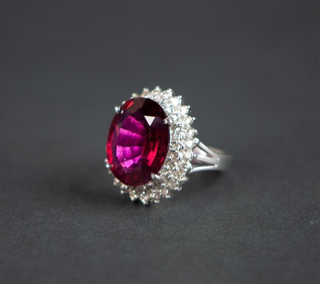 Artigiano Anello con rubellite e diamante certificato GIA in oro 18 carati in vendita