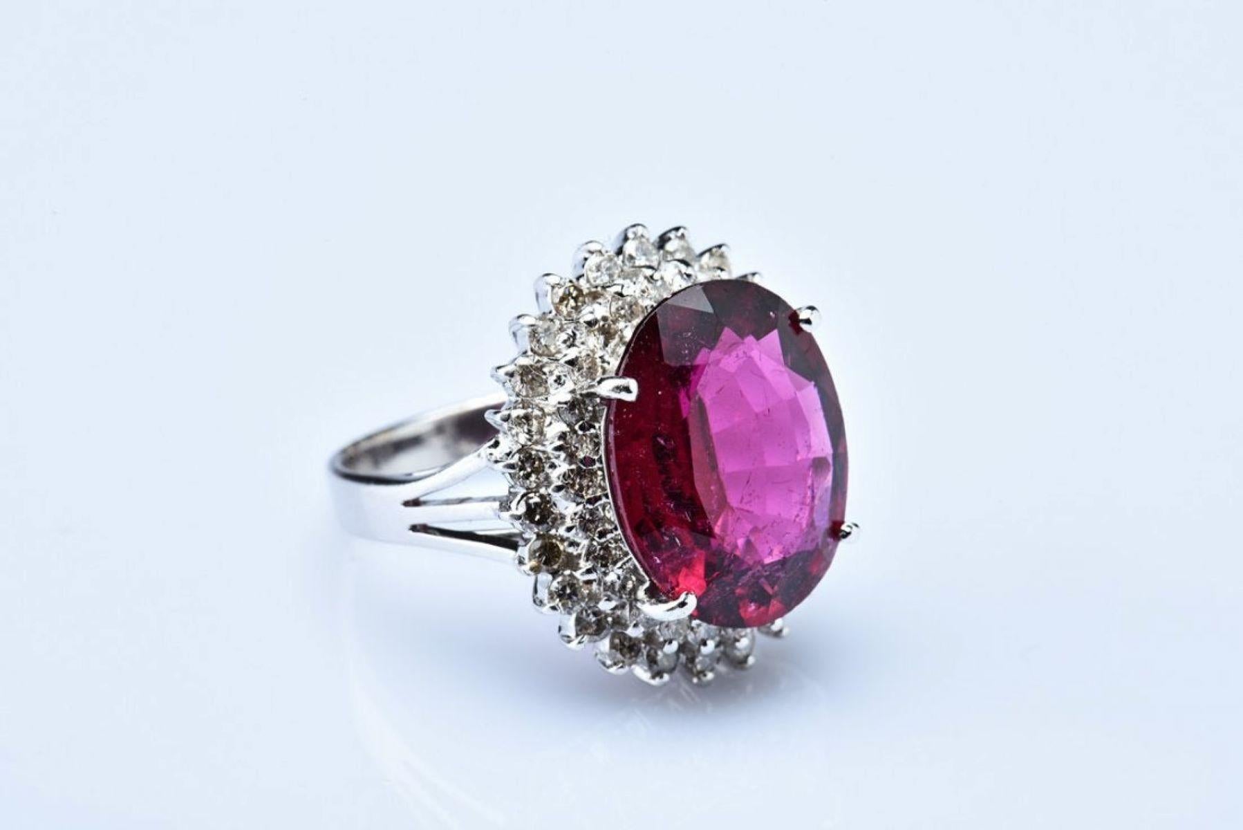 Taglio ovale Anello con rubellite e diamante certificato GIA in oro 18 carati in vendita