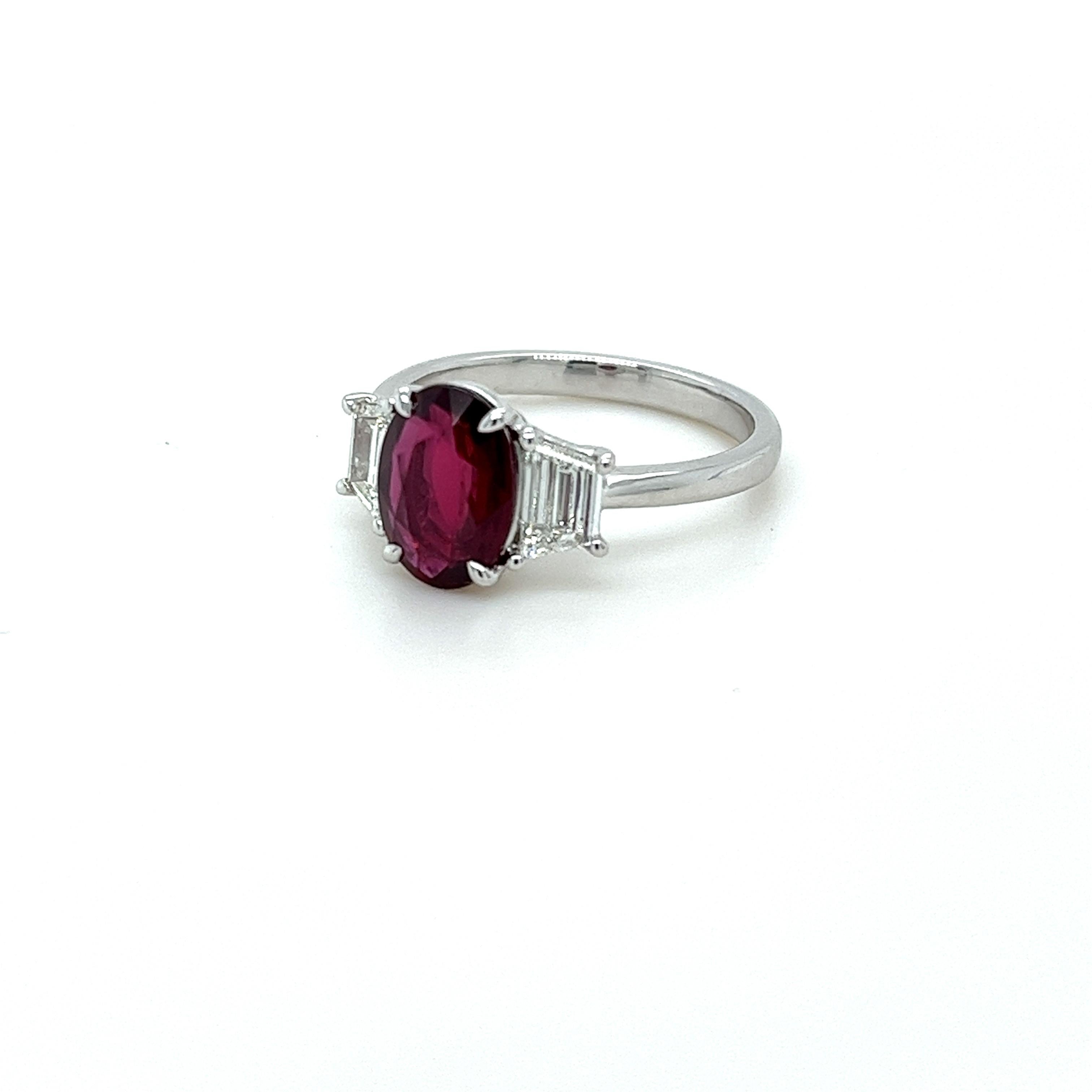 Moderne Bague à trois pierres en platine avec rubis et diamants certifiés GIA en vente