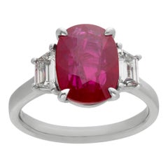 GIA-zertifizierter Ring mit Rubin und Diamanten in Platin gefasst. Ovaler Rubin im Ovalschliff: 5,03 Karat