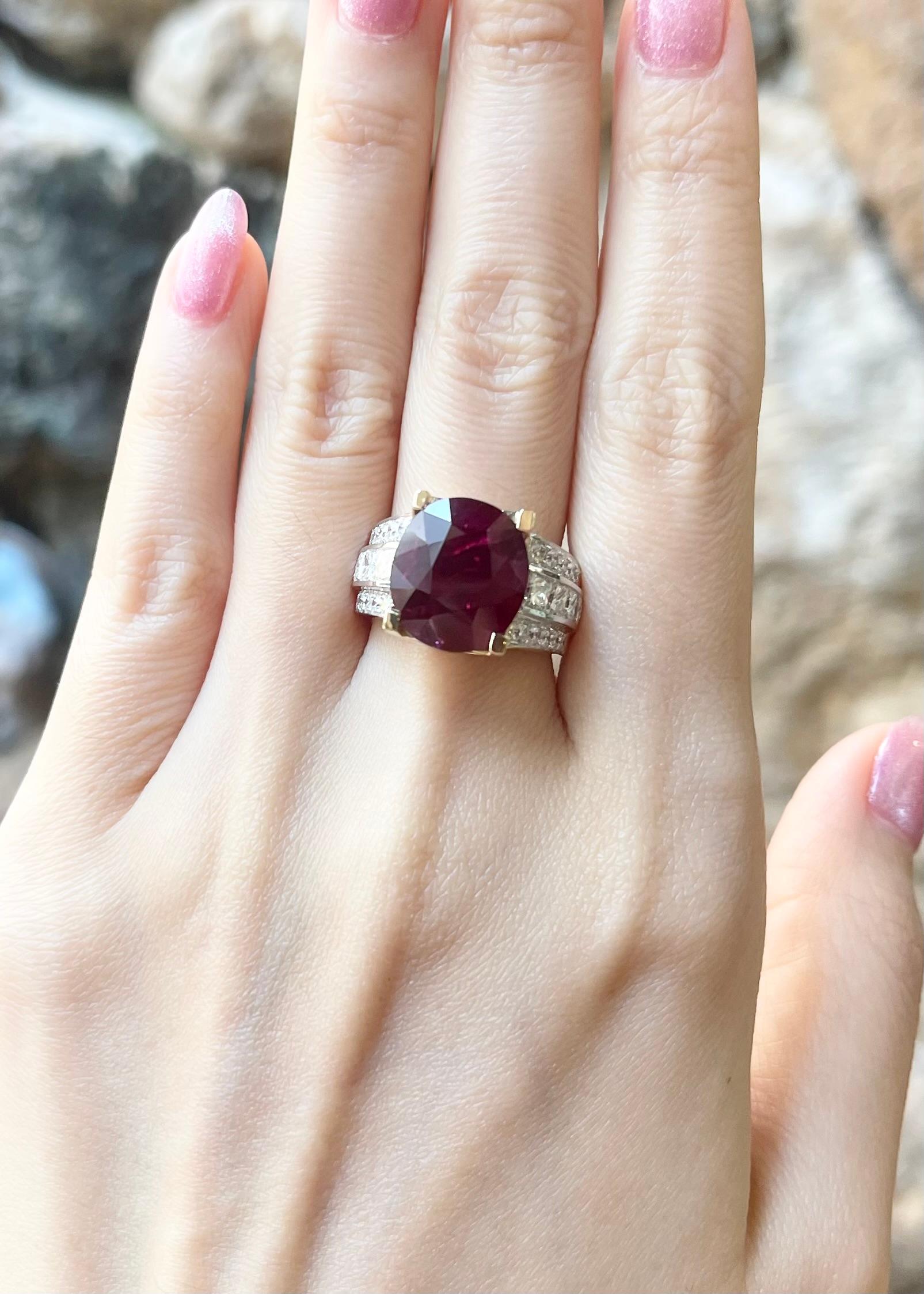 Contemporain Bague en or 18 carats avec rubis et diamants certifiés GIA en vente