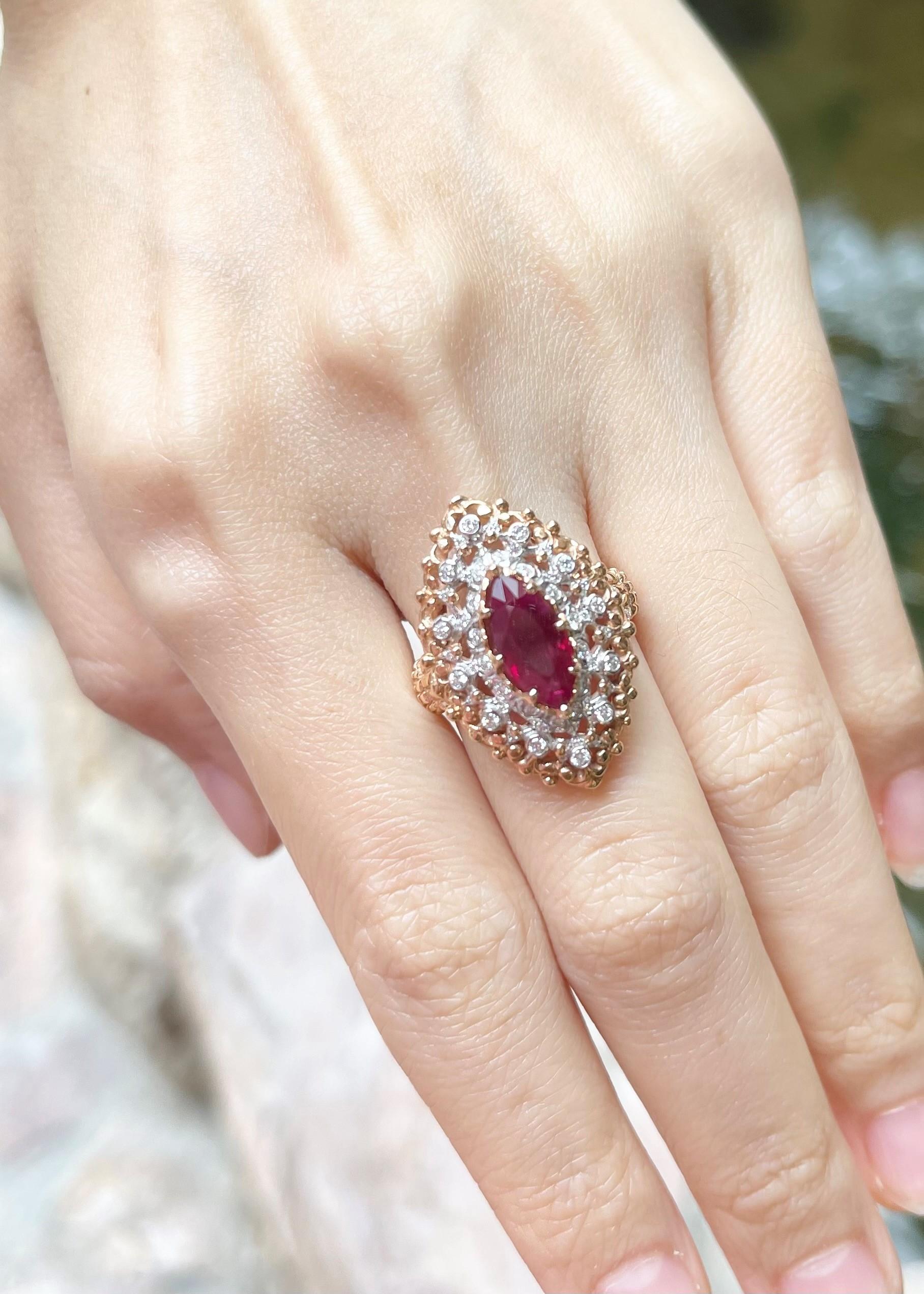 Anillo de Rubí de 1,94 quilates con Diamante de 0,34 quilates engastado en Oro Rosa de 18 quilates
(Certificado GIA)

Anchura:  1.7 cm 
Longitud: 2.5 cm
Tamaño del anillo: 55
Peso total: 8,50 gramos

