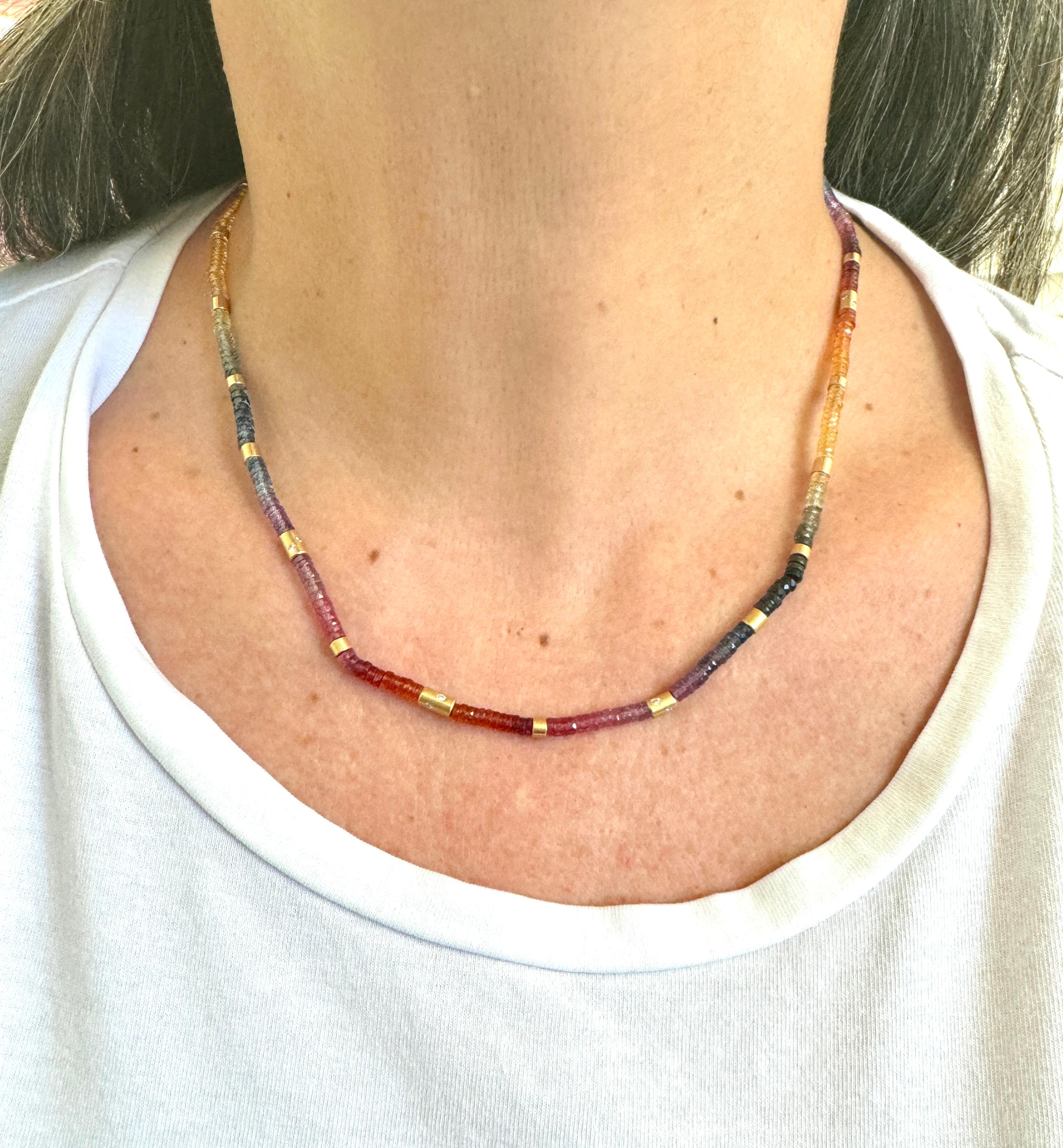 Donna Collana multicolore arcobaleno con perle di zaffiro certificate GIA in oro giallo 14k in vendita