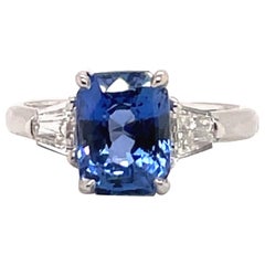 Anello a tre pietre con zaffiro e diamante certificato GIA in oro bianco 18 carati senza calore