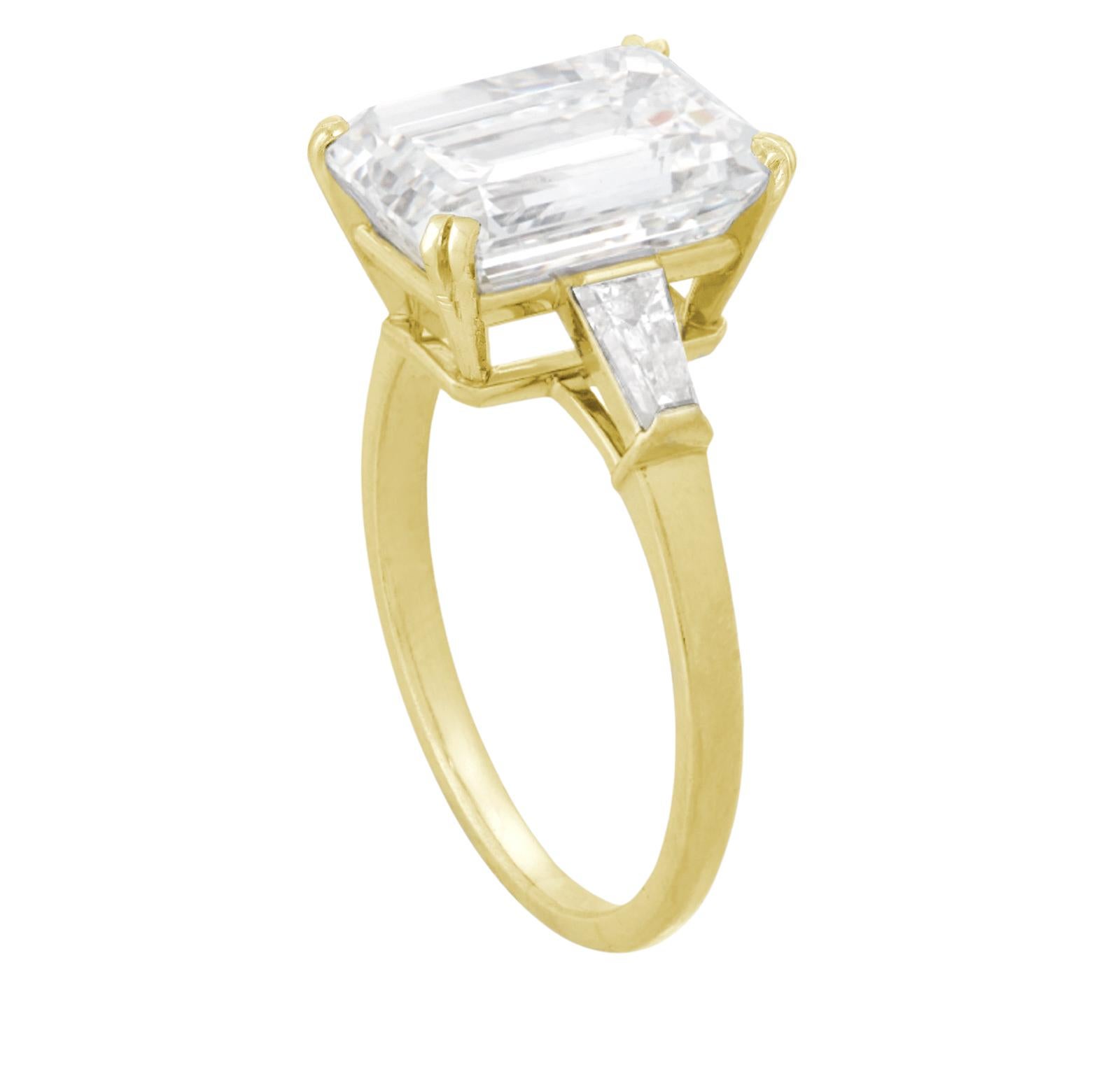 Une exquise bague en diamant taille émeraude de 3 carats, certifiée par le GIA.
Or jaune 18 carats

