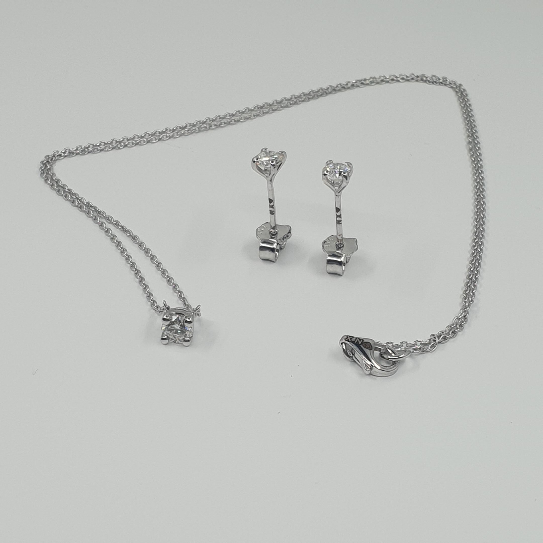 Boucles d'oreilles et collier solitaires en diamants certifiés GIA de 0,63 carat G/SI1 en vente 5