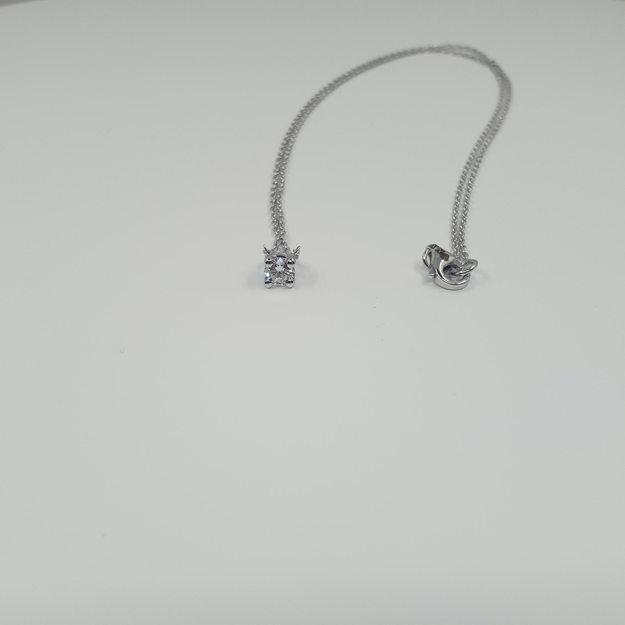 Boucles d'oreilles et collier solitaires en diamants certifiés GIA de 0,63 carat G/SI1 en vente 9