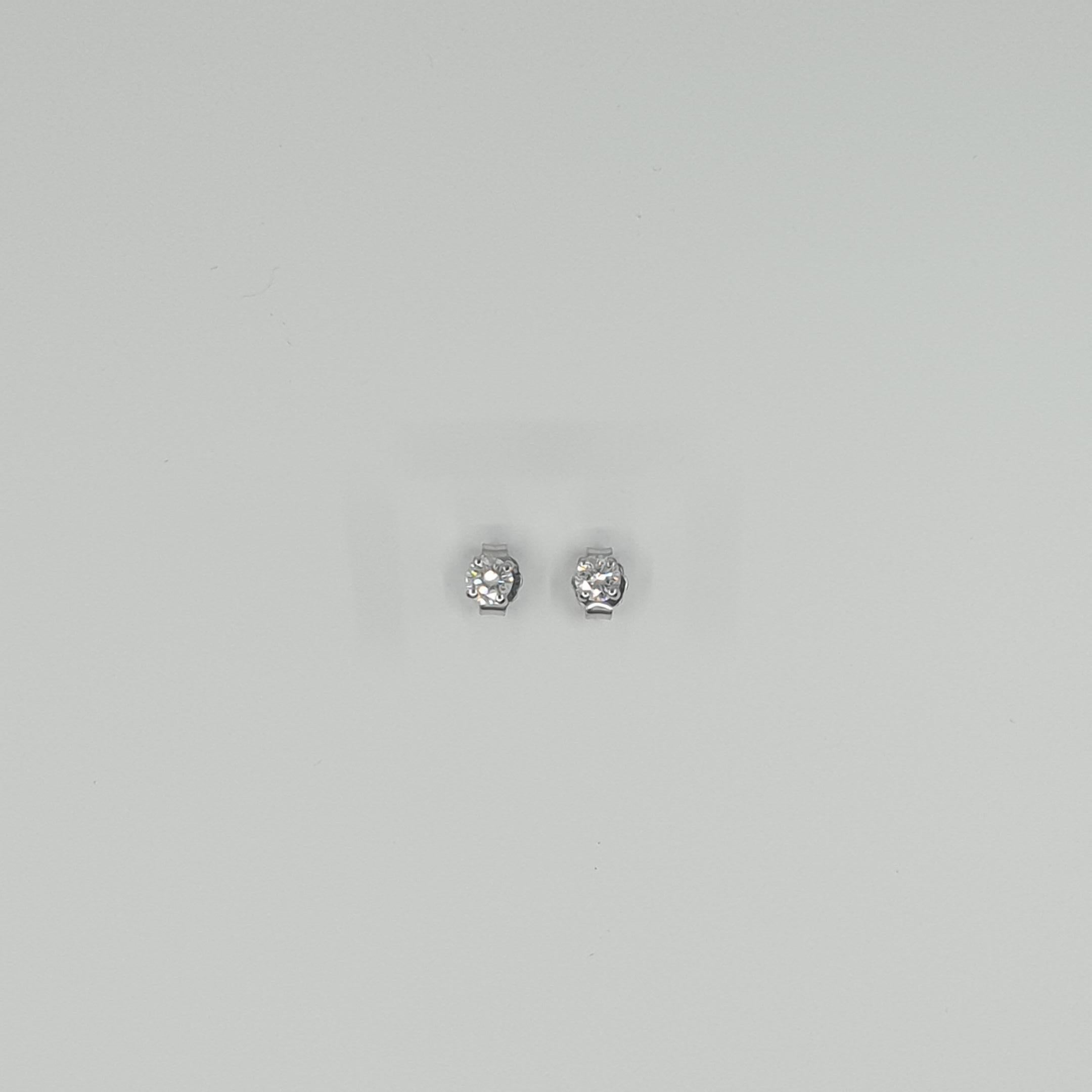 Boucles d'oreilles et collier en diamant solitaire certifié GIA. 
Trois diamants G/SI1/SI2 avec un total de 0,63 carat (1x 0,22ct, 1x 0,21ct, 1x 0,20ct). 

Collier solitaire en or blanc 750 avec boucles d'oreilles.  
Chaîne d'ancre de 42 cm de long