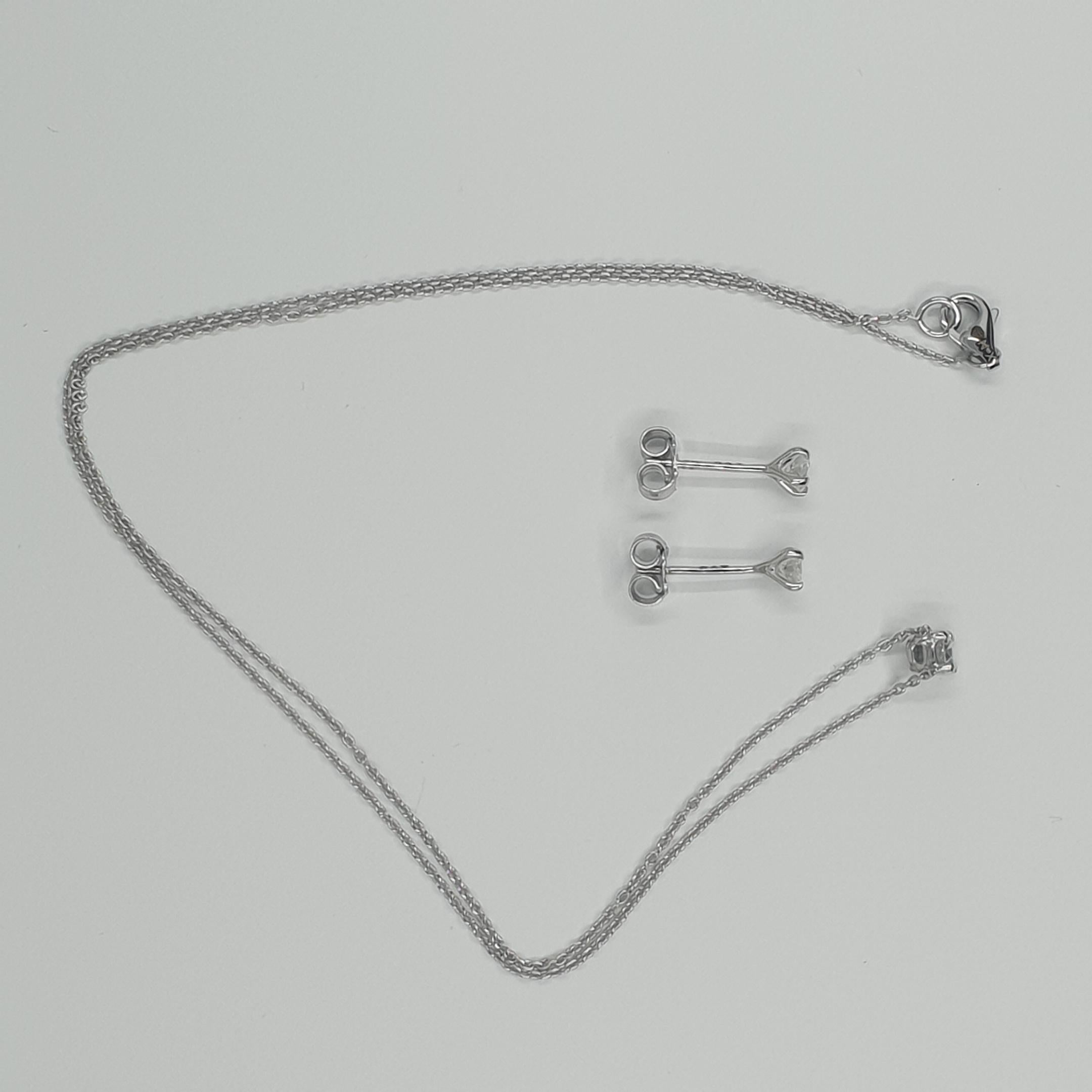 Boucles d'oreilles et collier solitaires en diamants certifiés GIA de 3 x 0,22 carats G/SI1 en vente 7