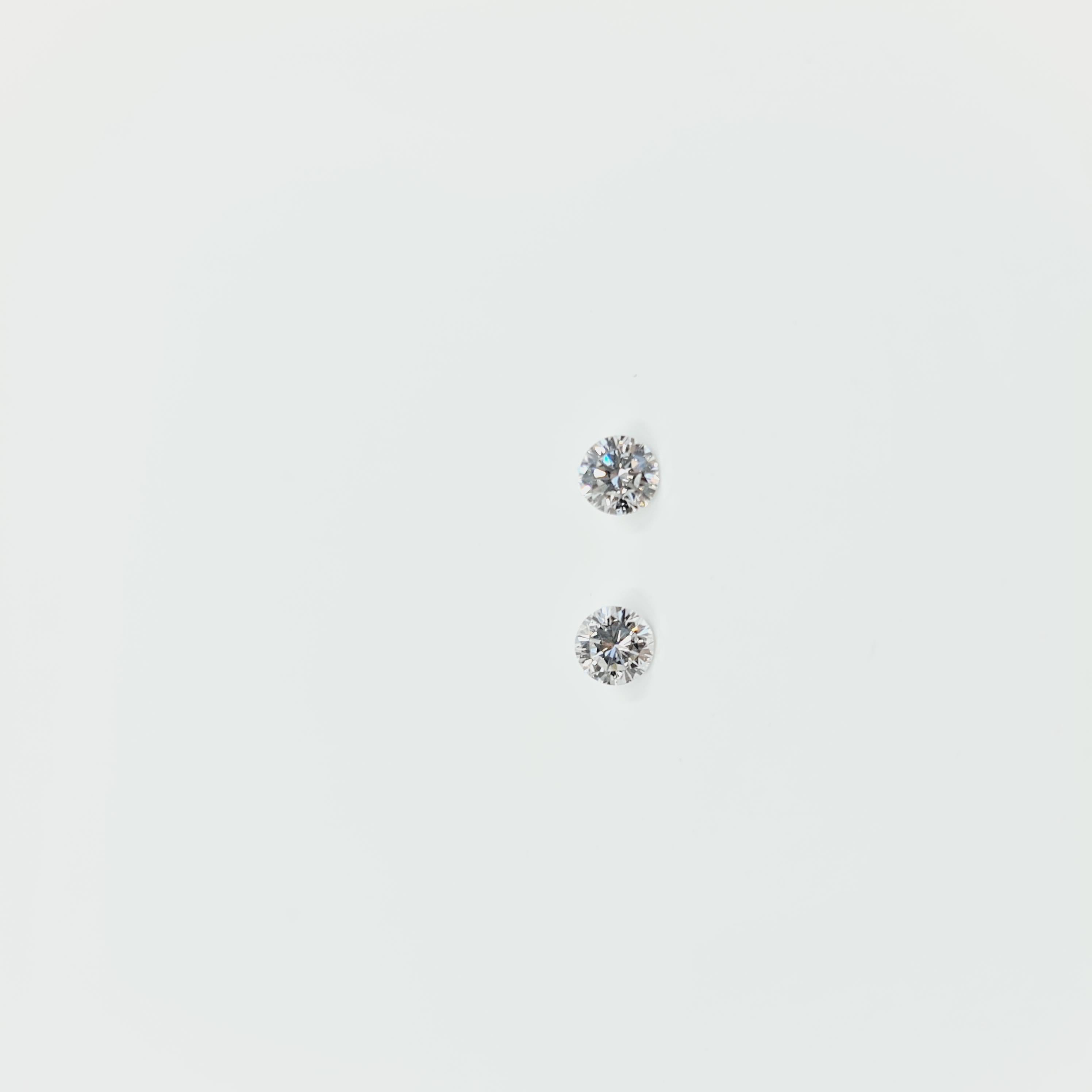 Diamant solitaire certifié GIA de 0,22 carat E/SI1, 0,21 carat E/SI1 
Boucles d'oreilles en or 750 (blanc ou jaune sur demande) avec diamants taillés en brillant.  
Brillant poli.   

A.C.C. :
Certificat : GIA
Carat : 0,22ct
Couleur : E
Clarté :