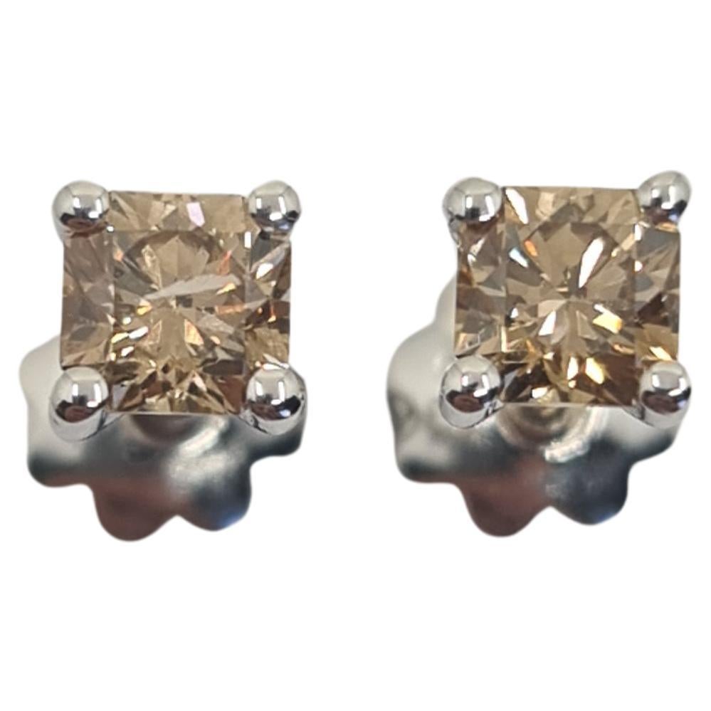 Clous d'oreilles solitaires fantaisie en diamants cognac 0,45 carat I2 et 0,46 carat I1 certifiés par le GIA