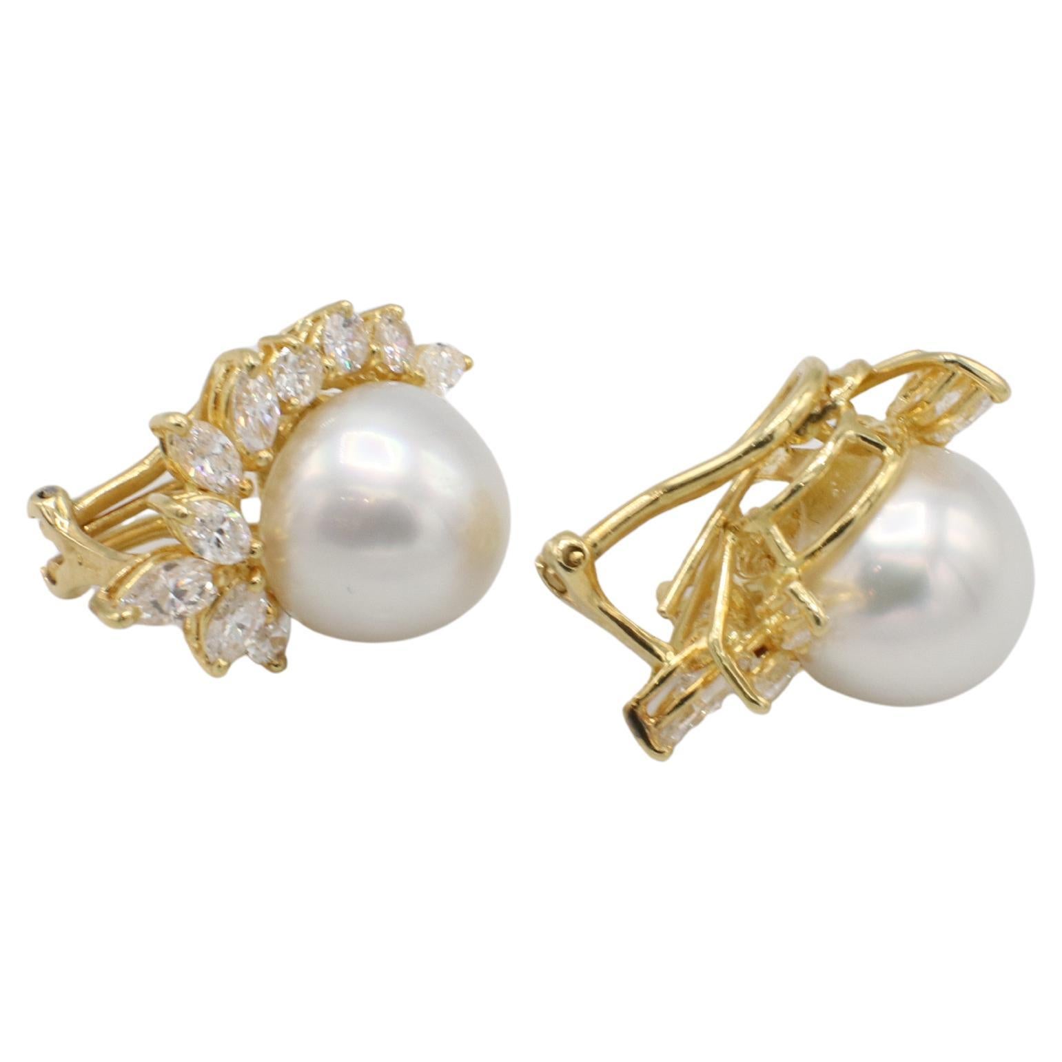 Boucles d'oreilles en or jaune 18 carats avec perles de culture des mers du Sud certifiées GIA et diamants naturels

Numéro de rapport GIA : 2235641882
Perles : Perles de culture blanches des mers du Sud, 13 mm, certifiées GIA 
Diamants : Environ