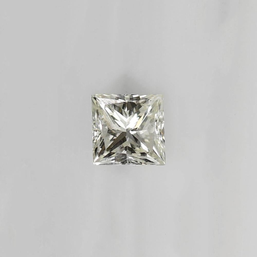 Quadratischer Diamant im modifizierten Brillantschliff (Prinzessschliff).
GIA bewertet mit J Farbe, Si2 Klarheit.
Der Diamant ist sehr brillant und attraktiv. 
Die Nummer des GIA-Gutachtens lautet 2221756667.
Mit vollständigem Zertifikat zur