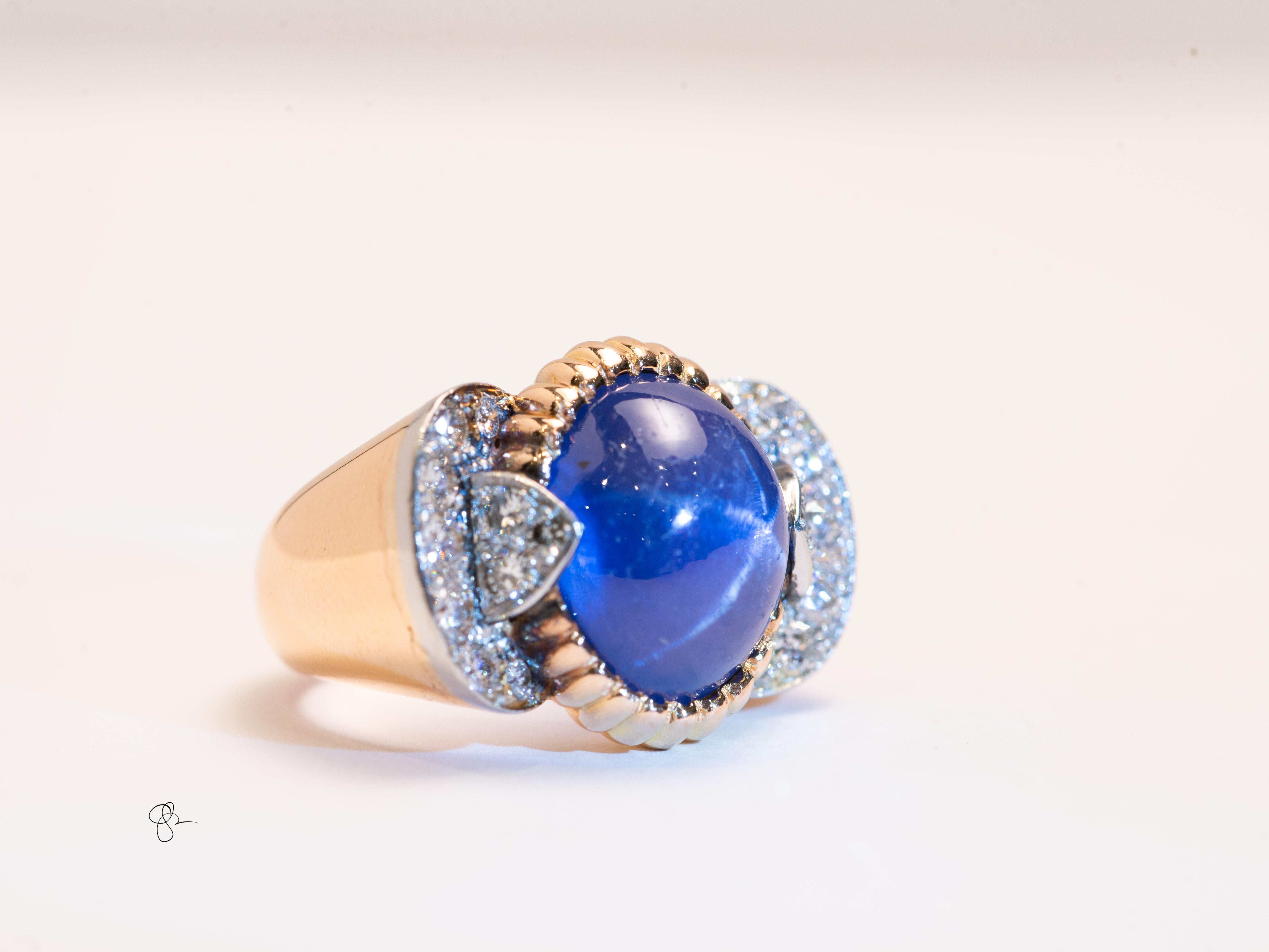  Mit einem Gewicht von ca. 15 Karat und den Maßen 15,11 x 12,63 x 10,16 mm zeigt dieser leuchtend blaue Cabochon einen faszinierenden, scharf abgegrenzten sechsstrahligen Stern (Asterismus), der sich unter wechselndem Licht wunderschön über die