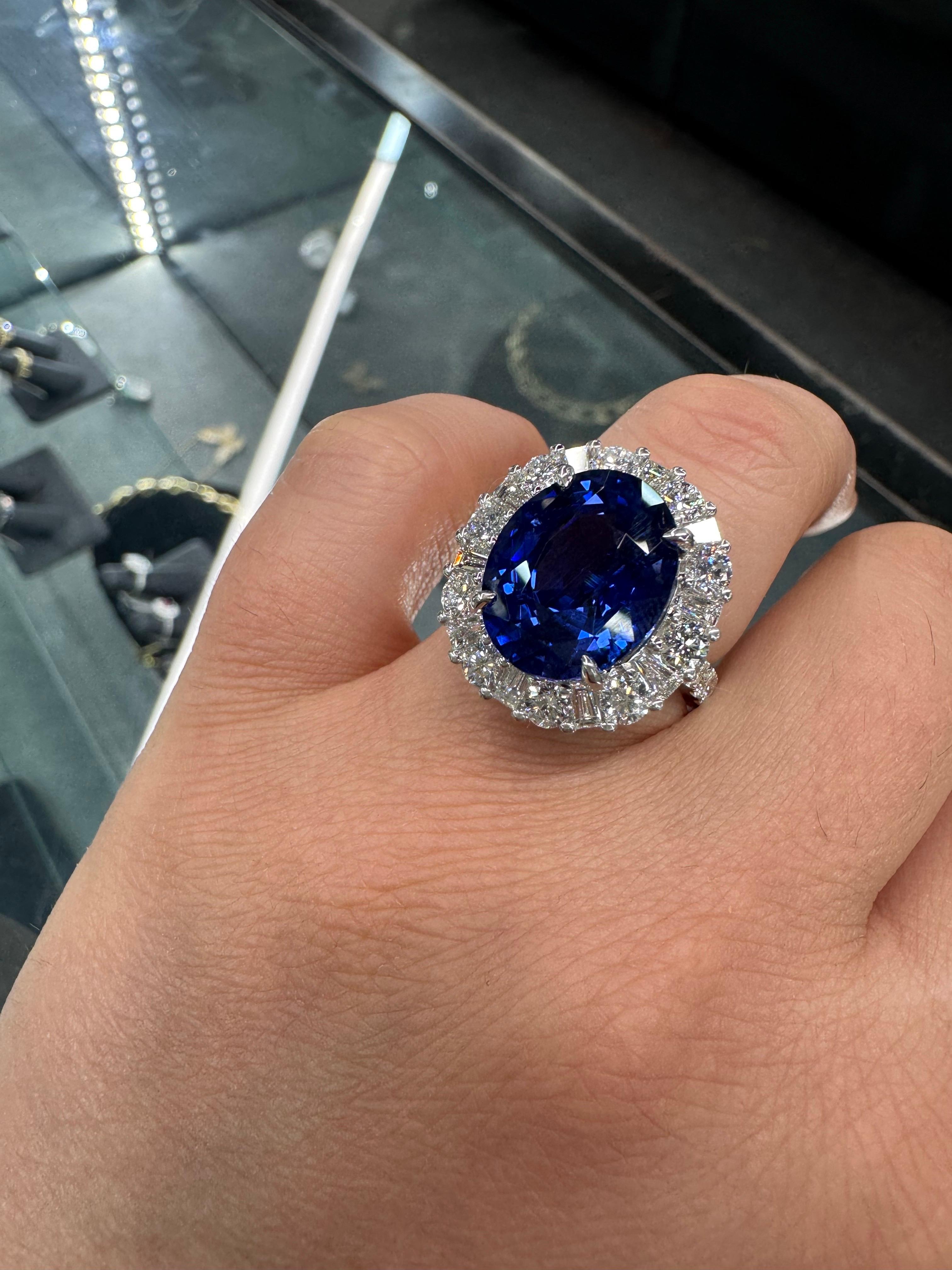 GIA Certified Sri Lanka Oval Sapphire Diamond Halo Cocktail Ring 13.61 Carats In New Condition For Sale In New York, NY