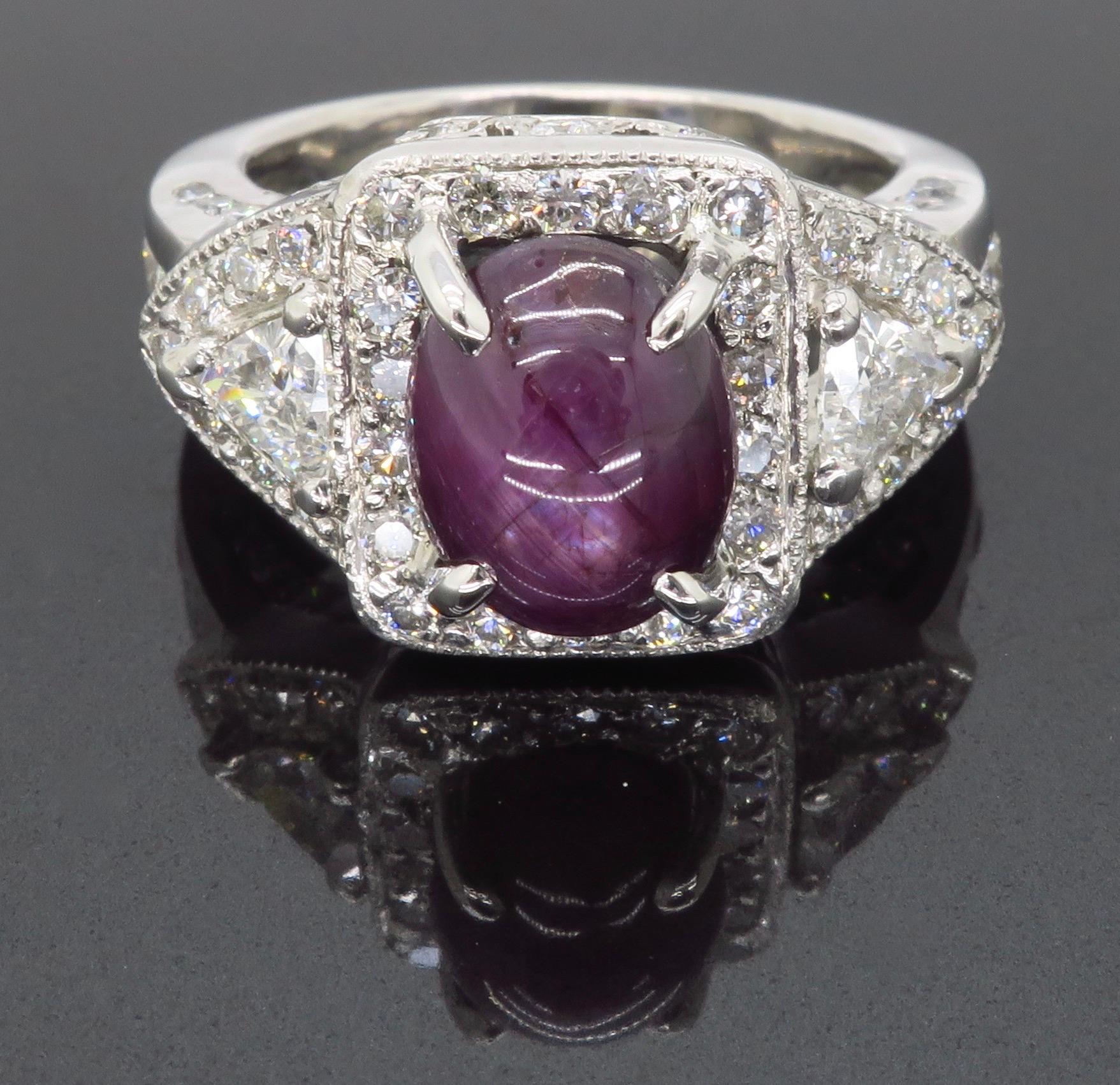 Atemberaubender GIA-zertifizierter Ring mit Sternsaphir und Diamant aus Platin 
Edelstein: Rubin & Diamant
Rubin Karat Gewicht: 4.38ct 
GIA-Zertifizierungsnummer: 2205925253
Diamant Karat Gewicht:  Ungefähr 1,51CTW
Durchschnittliche Farbe: