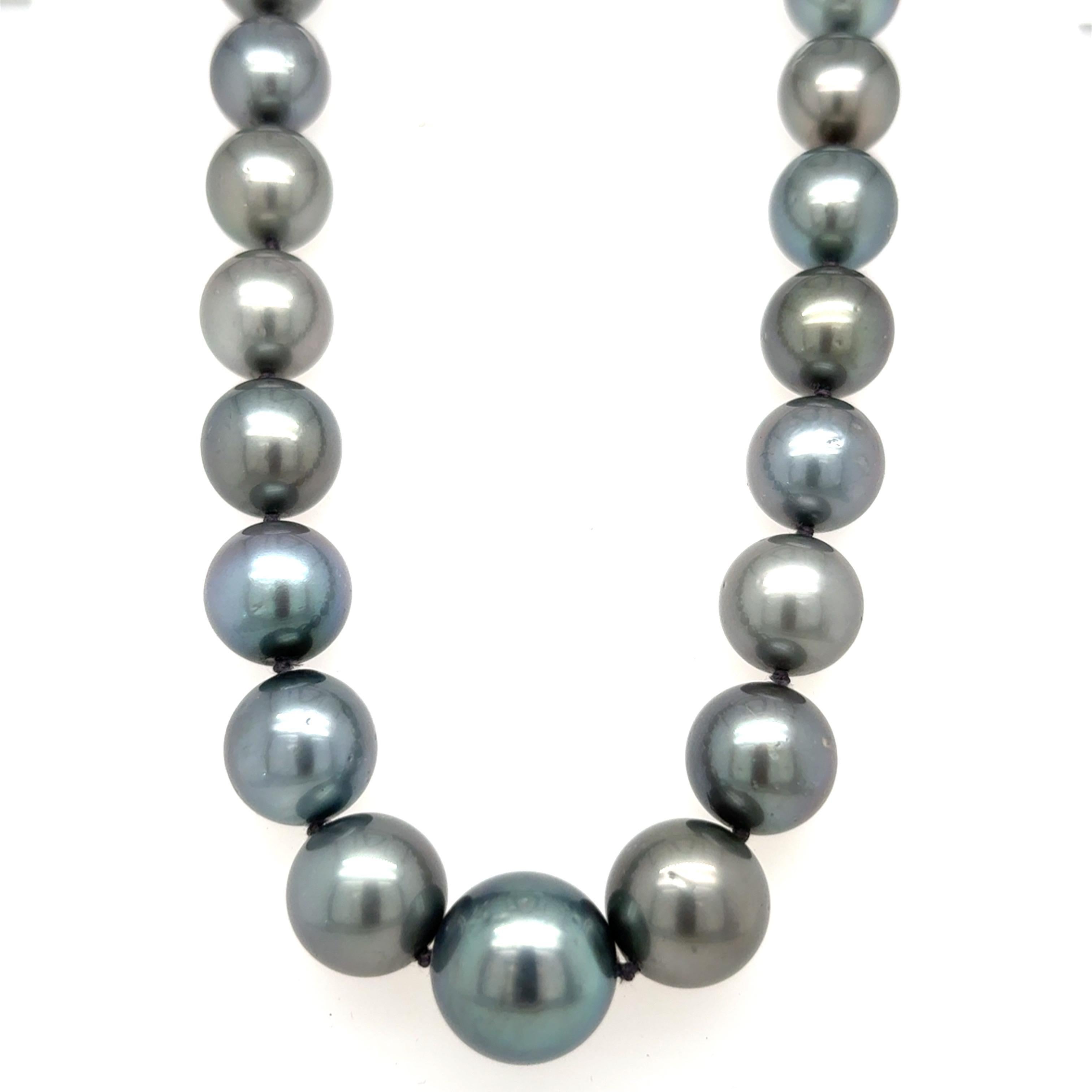 Certificata GIA e squisitamente incatenata a mano, questa collana graduata presenta 35 perle di Tahiti scure abbinate che mostrano un'accattivante lucentezza verde naturale. Le perle hanno dimensioni che vanno da 10,06 mm a 14,30 mm e insieme pesano