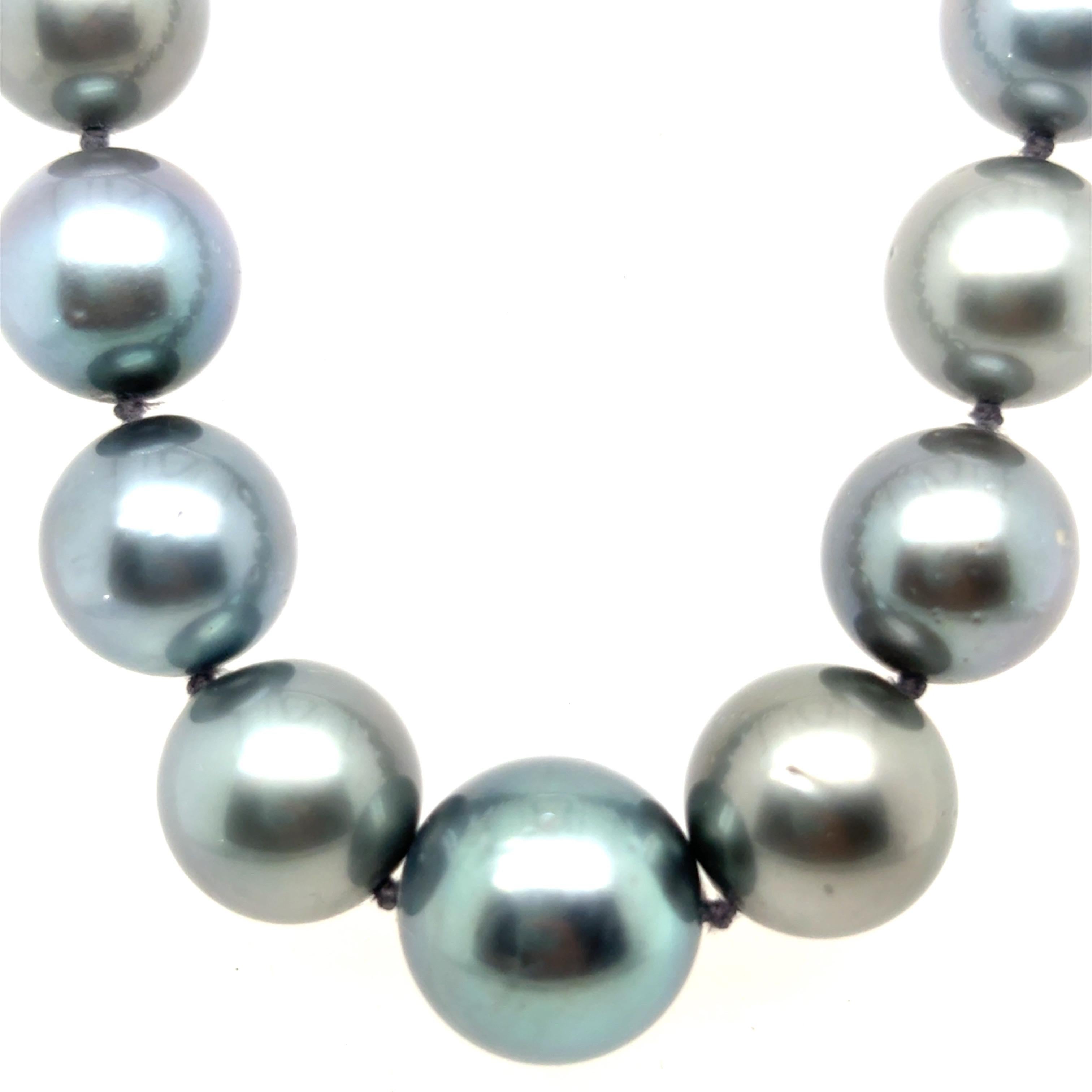 Artigiano Collana di perle tahitiane certificate GIA con chiusura in oro bianco in vendita