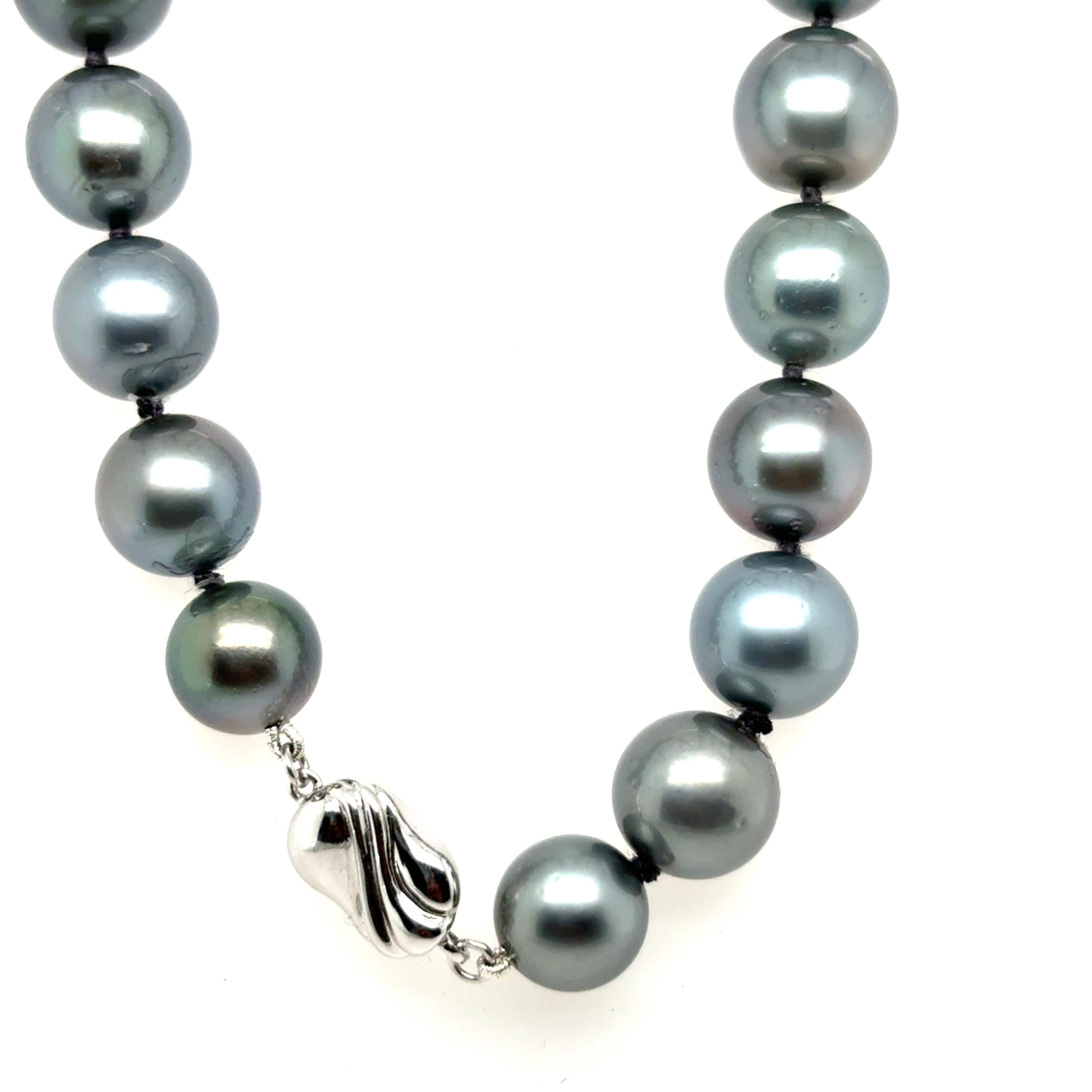Perlina Collana di perle tahitiane certificate GIA con chiusura in oro bianco in vendita
