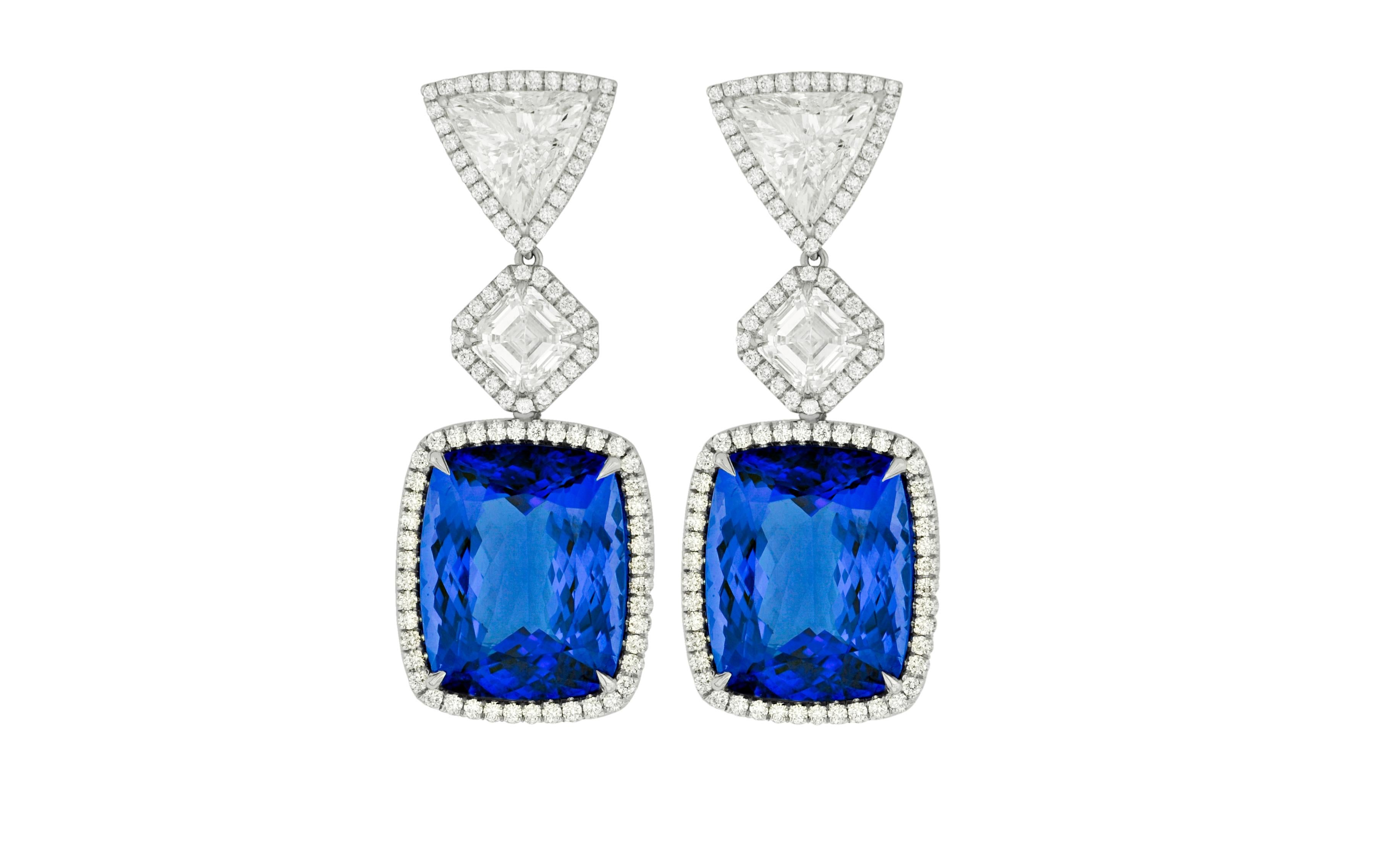 Boucles d'oreilles exquises, uniques en leur genre, en tanzanite et diamant de couleur rare, serties de diamants certifiés GIA. 
33.79 carats de tanzanites taille coussin, (16,89 carats et 16,90 carats)  avec une couleur bleu-violette très