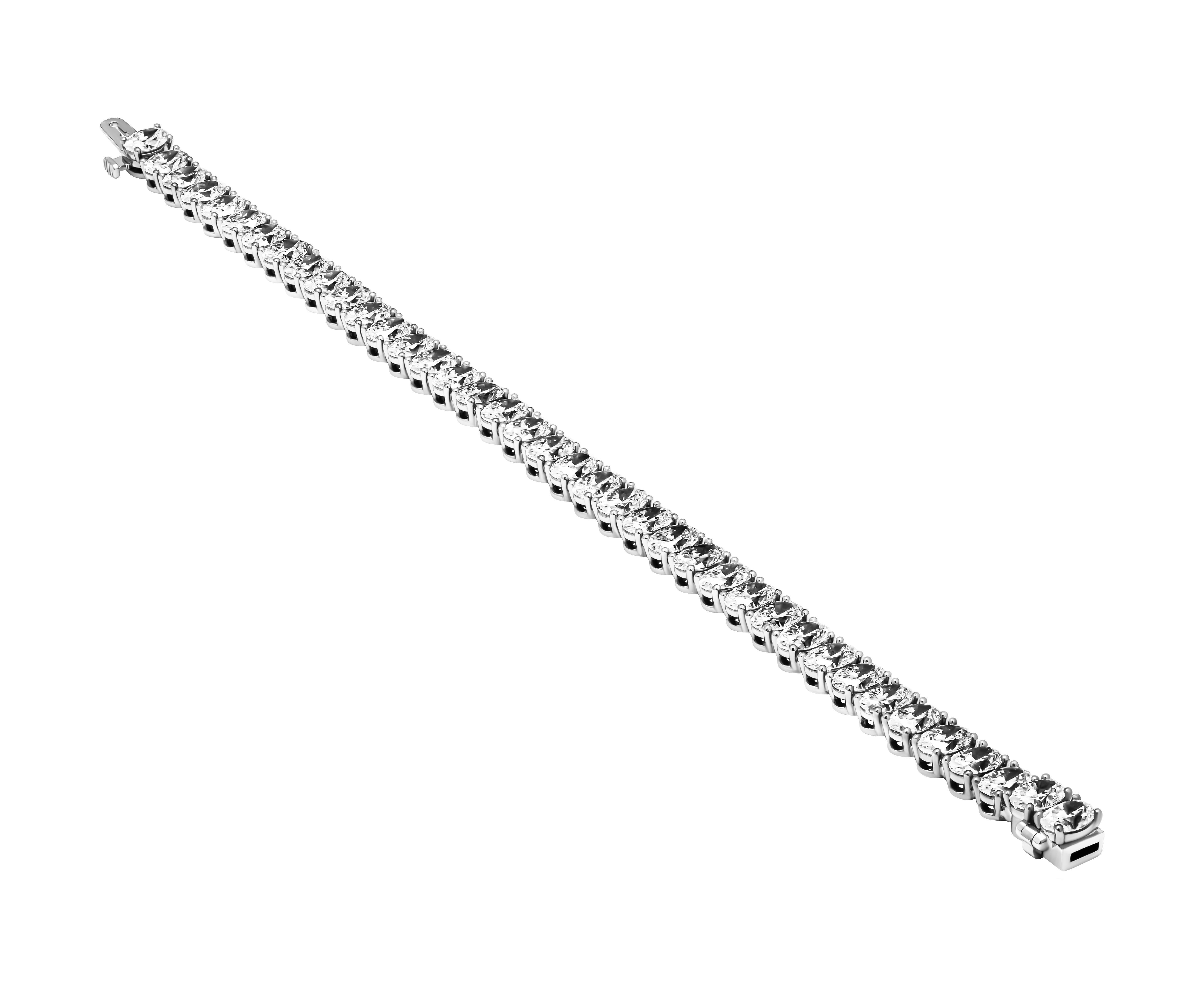 Bracciale tennis con diamanti ovali certificati GIA in platino
39 pietre: 0,40ct ciascuna
Peso totale in carati: 15,67ct 
Ogni pietra è certificata GIA: 
1. 0.40  E VS2 GIA 5493749325 
2. 0.41  E VS1 GIA 1499870381
3. 0,40 D VS1 GIA 6485849125
4.