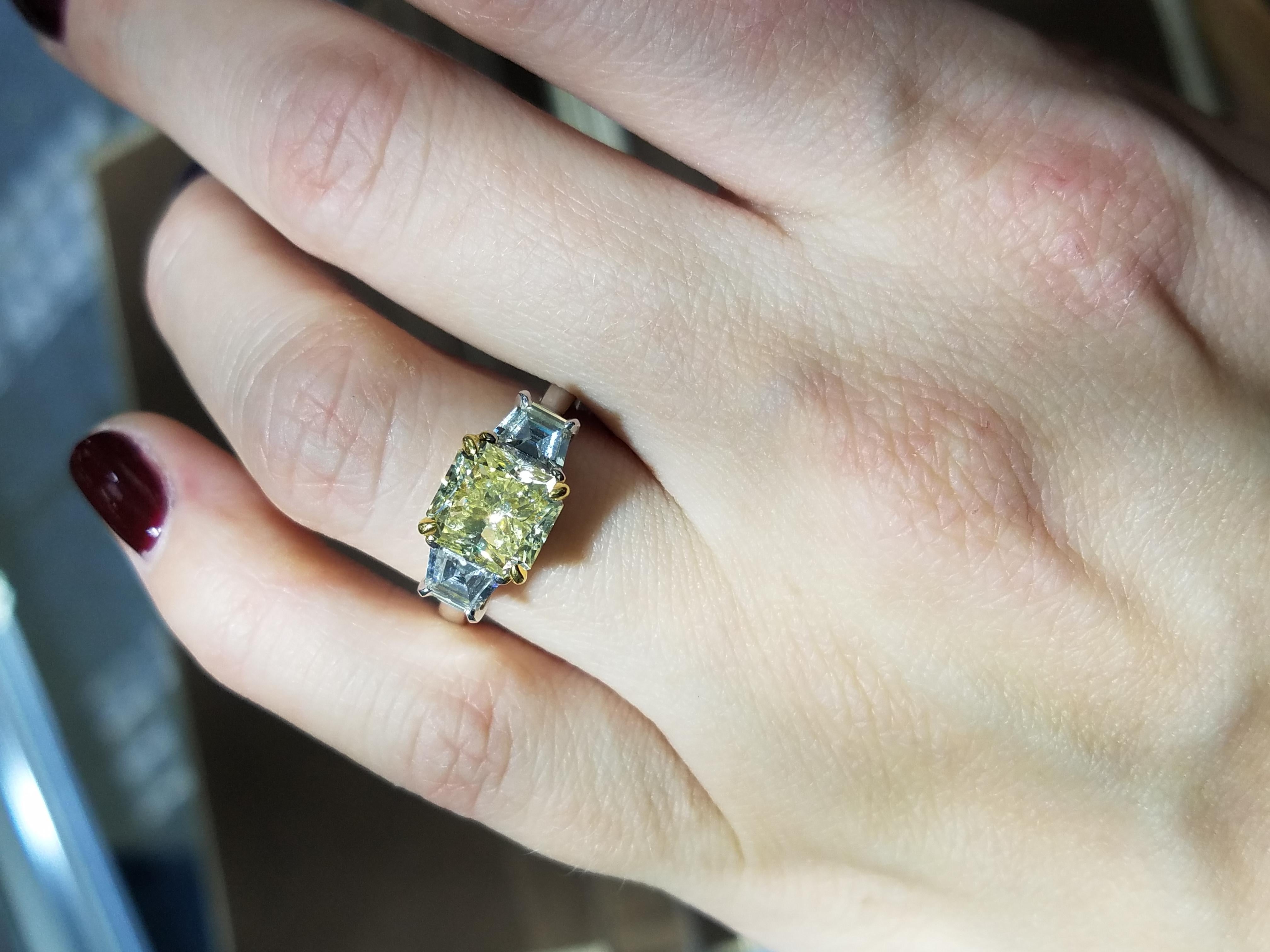Moderne Bague de fiançailles à trois pierres en diamant jaune fantaisie canari certifié GIA en vente