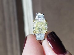 Anello di fidanzamento con tre pietre di diamante giallo canarino certificato GIA