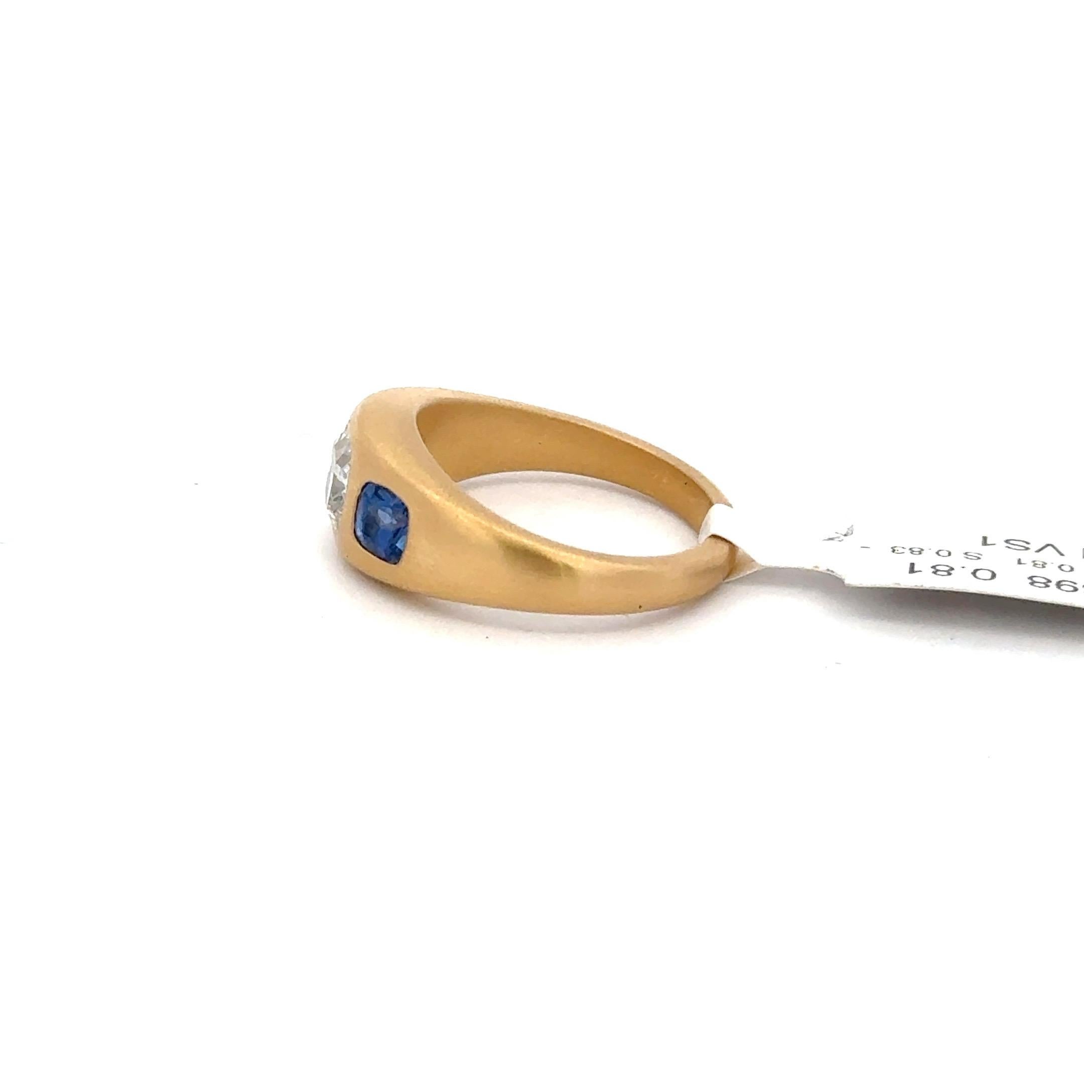 Contemporain Bague gitan certifiée GIA avec trois pierres, diamants taille coussin et saphirs 1,64 carat 18 carats en vente