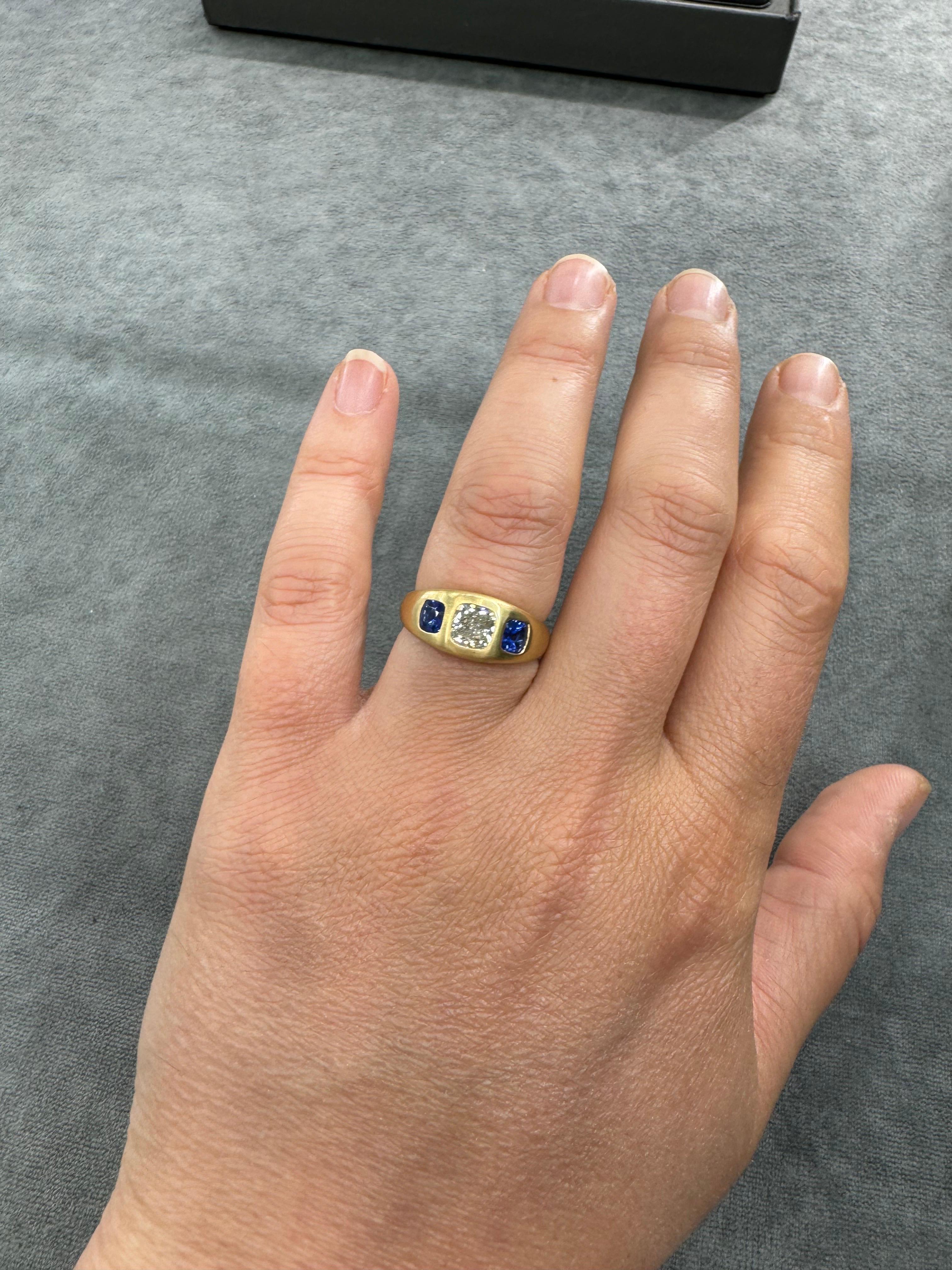 Taille coussin Bague gitan certifiée GIA avec trois pierres, diamants taille coussin et saphirs 1,64 carat 18 carats en vente